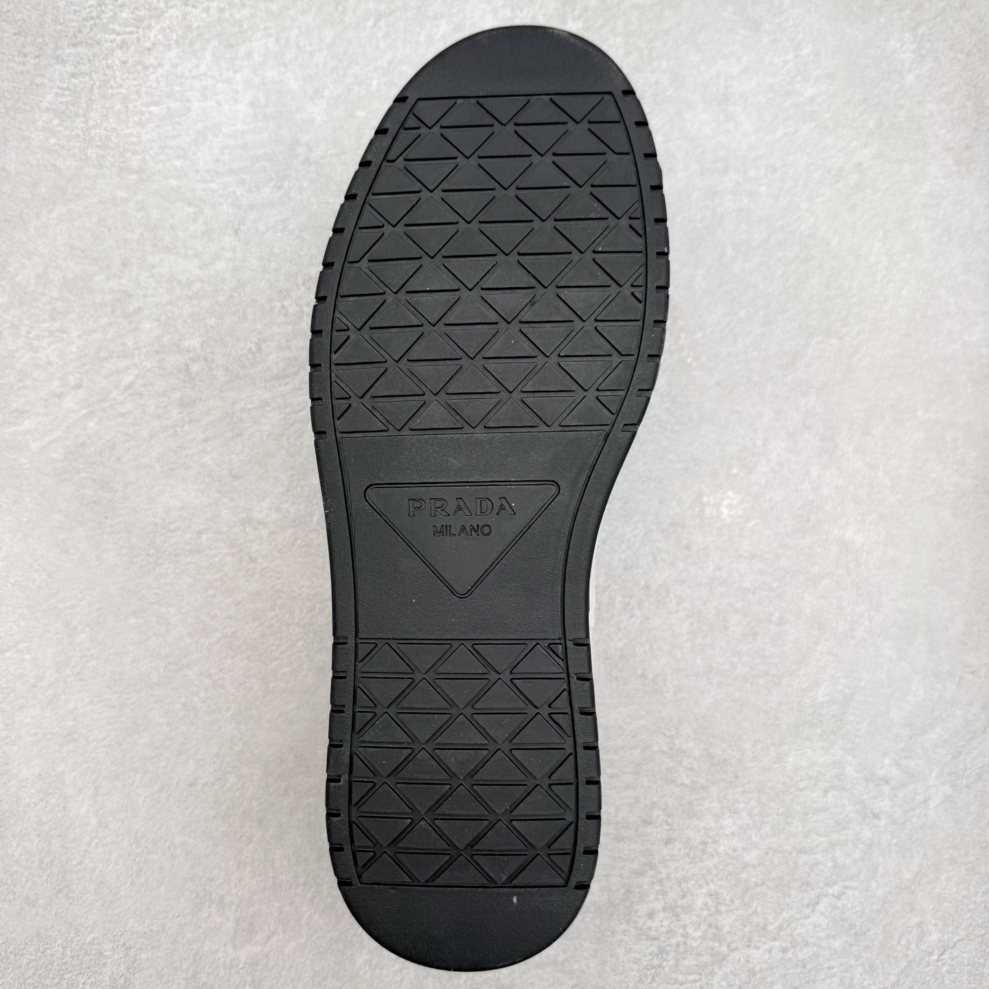 图片[9]-PRADA 普拉达马龙同款低帮男鞋休闲鞋运动板鞋系列 明星同款 广东大厂品质 专柜同步 大气个性更潮更抢眼更追求档次，它将颠覆旧念，与您共度时尚潮人必备! 面料采用原版进口小牛皮 牛皮内里垫脚 橡胶大底 轻便防滑耐磨 脚感舒适 款式耐看做工精细 配以简洁利落的鞋楦 彰显男人的果敢和硬朗 尺码：38 39 40 41 42 43 44 （皮鞋码）-选品中心