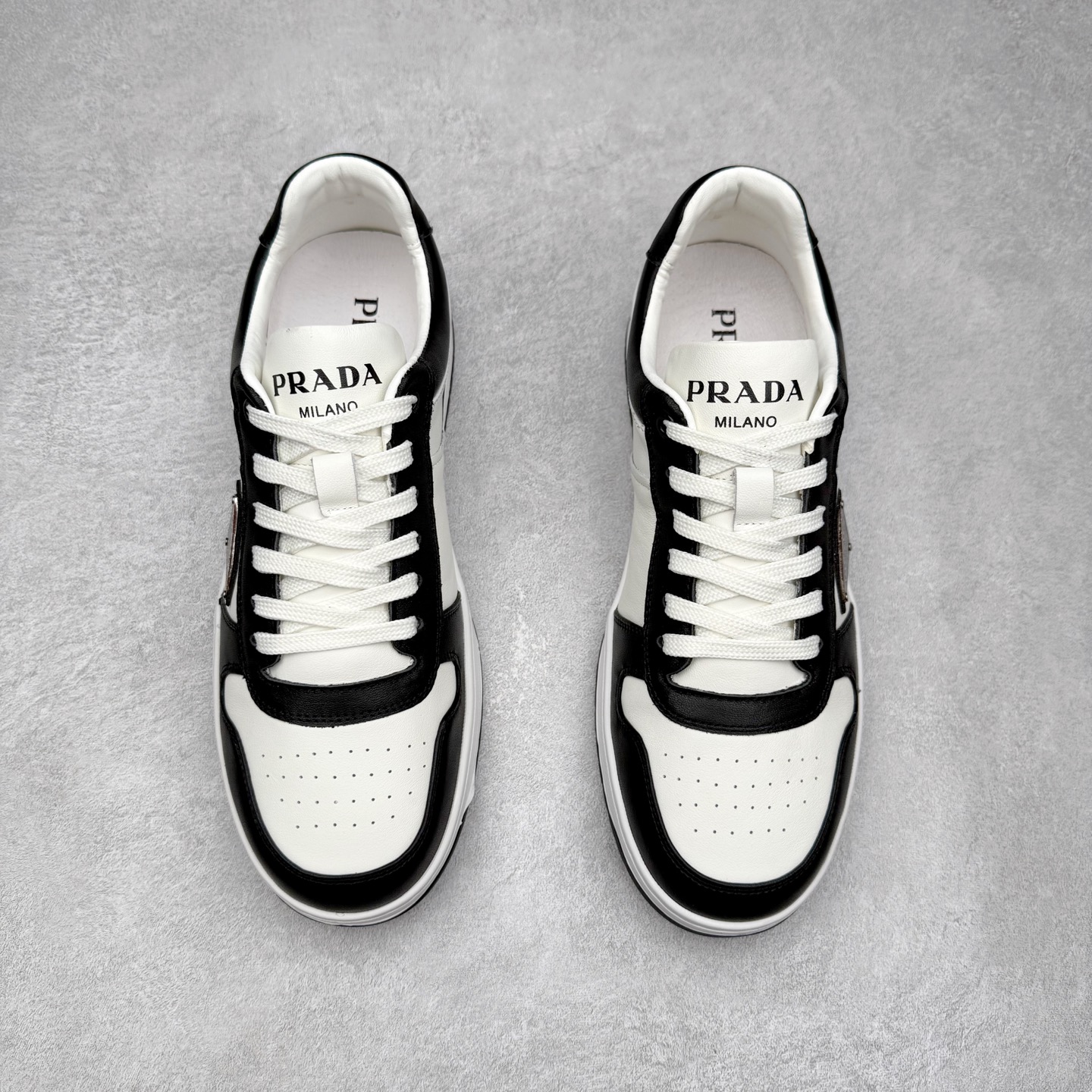 图片[2]-PRADA 普拉达马龙同款低帮男鞋休闲鞋运动板鞋系列 明星同款 广东大厂品质 专柜同步 大气个性更潮更抢眼更追求档次，它将颠覆旧念，与您共度时尚潮人必备! 面料采用原版进口小牛皮 牛皮内里垫脚 橡胶大底 轻便防滑耐磨 脚感舒适 款式耐看做工精细 配以简洁利落的鞋楦 彰显男人的果敢和硬朗 尺码：38 39 40 41 42 43 44 （皮鞋码）-选品中心