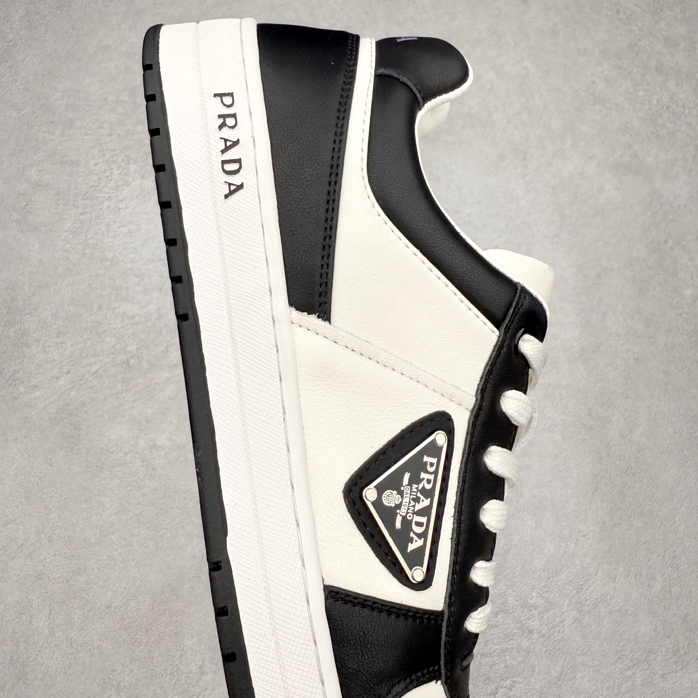 图片[6]-PRADA 普拉达马龙同款低帮男鞋休闲鞋运动板鞋系列 明星同款 广东大厂品质 专柜同步 大气个性更潮更抢眼更追求档次，它将颠覆旧念，与您共度时尚潮人必备! 面料采用原版进口小牛皮 牛皮内里垫脚 橡胶大底 轻便防滑耐磨 脚感舒适 款式耐看做工精细 配以简洁利落的鞋楦 彰显男人的果敢和硬朗 尺码：38 39 40 41 42 43 44 （皮鞋码）-选品中心