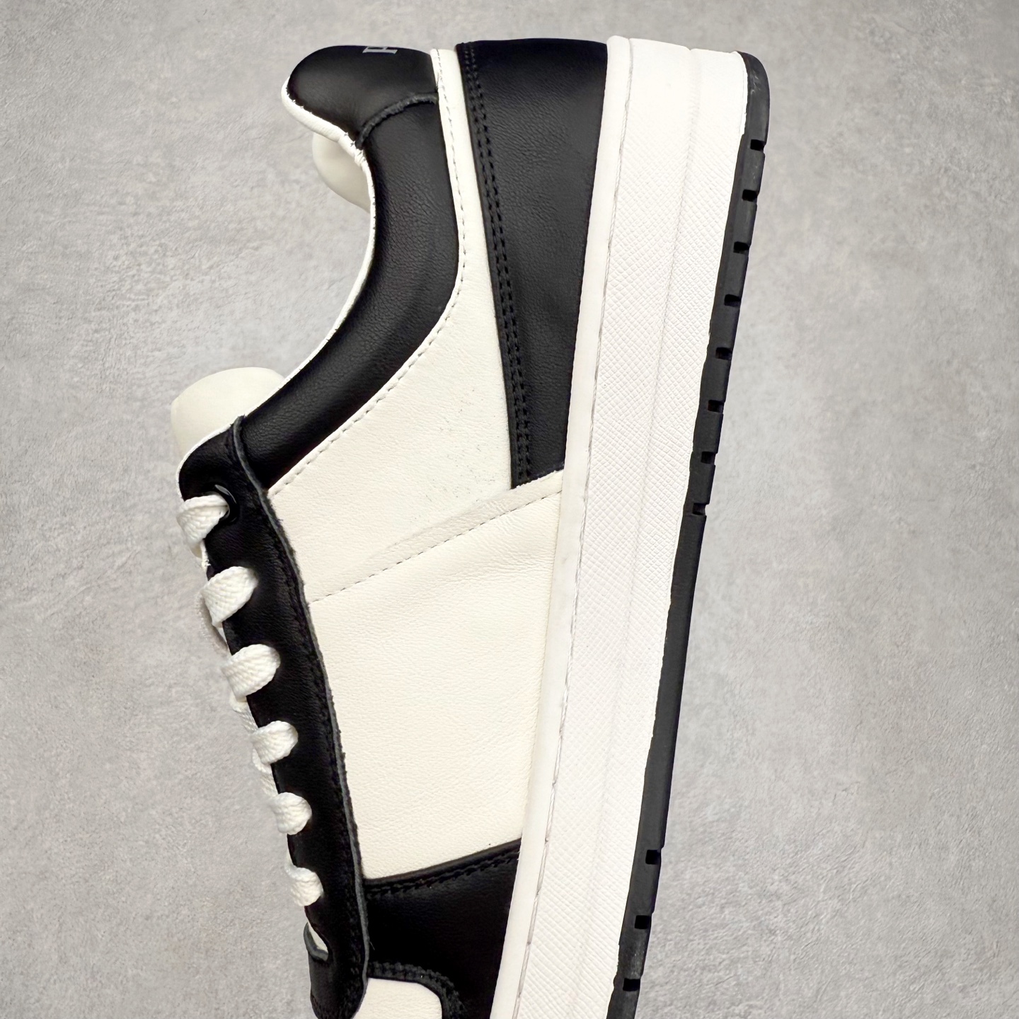 图片[7]-PRADA 普拉达马龙同款低帮男鞋休闲鞋运动板鞋系列 明星同款 广东大厂品质 专柜同步 大气个性更潮更抢眼更追求档次，它将颠覆旧念，与您共度时尚潮人必备! 面料采用原版进口小牛皮 牛皮内里垫脚 橡胶大底 轻便防滑耐磨 脚感舒适 款式耐看做工精细 配以简洁利落的鞋楦 彰显男人的果敢和硬朗 尺码：38 39 40 41 42 43 44 （皮鞋码）-选品中心