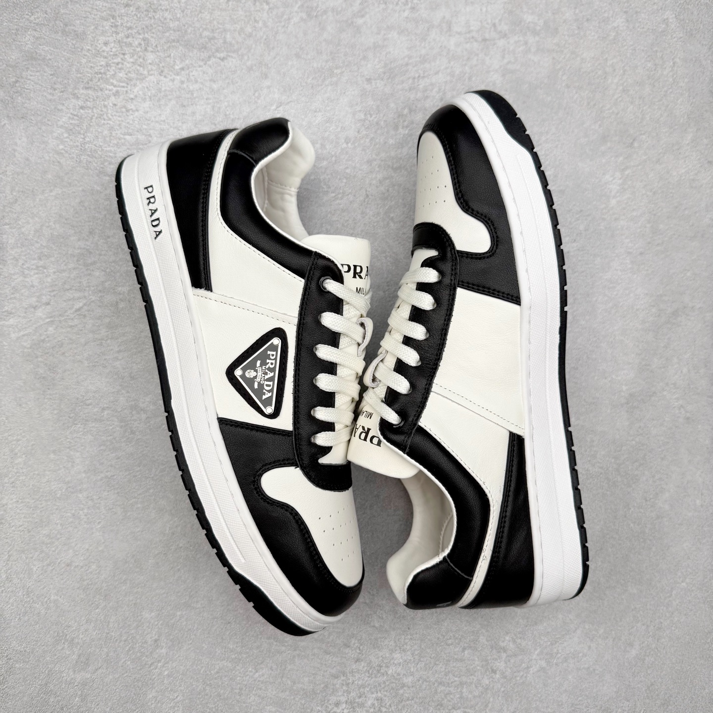 图片[3]-PRADA 普拉达马龙同款低帮男鞋休闲鞋运动板鞋系列 明星同款 广东大厂品质 专柜同步 大气个性更潮更抢眼更追求档次，它将颠覆旧念，与您共度时尚潮人必备! 面料采用原版进口小牛皮 牛皮内里垫脚 橡胶大底 轻便防滑耐磨 脚感舒适 款式耐看做工精细 配以简洁利落的鞋楦 彰显男人的果敢和硬朗 尺码：38 39 40 41 42 43 44 （皮鞋码）-选品中心