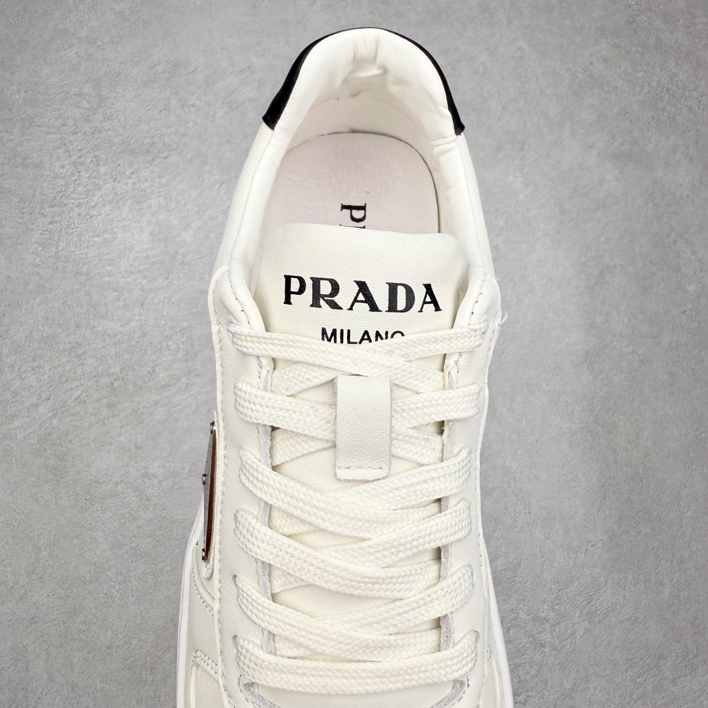 图片[5]-PRADA 普拉达马龙同款低帮男鞋休闲鞋运动板鞋系列 明星同款 广东大厂品质 专柜同步 大气个性更潮更抢眼更追求档次，它将颠覆旧念，与您共度时尚潮人必备! 面料采用原版进口小牛皮 牛皮内里垫脚 橡胶大底 轻便防滑耐磨 脚感舒适 款式耐看做工精细 配以简洁利落的鞋楦 彰显男人的果敢和硬朗 尺码：38 39 40 41 42 43 44 （皮鞋码）-选品中心