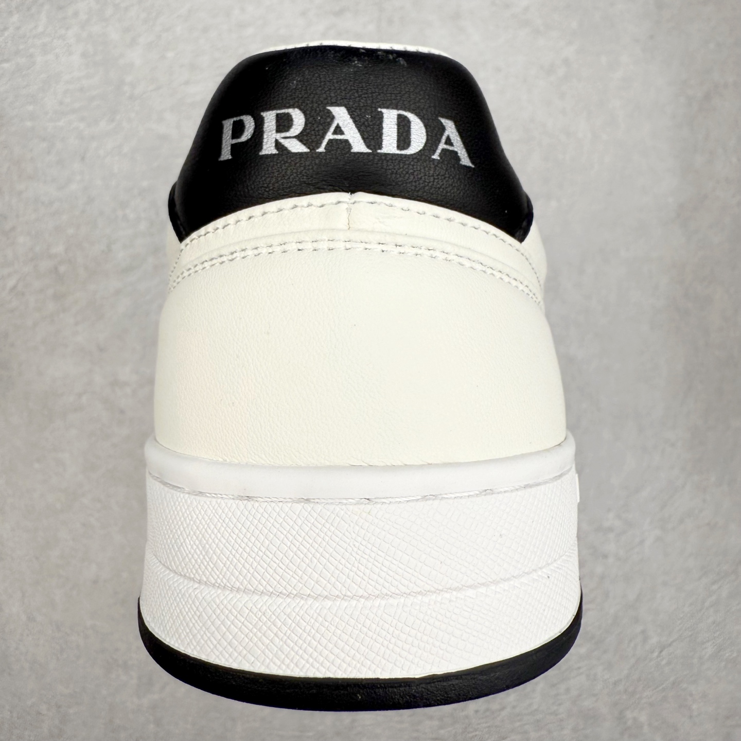 图片[8]-PRADA 普拉达马龙同款低帮男鞋休闲鞋运动板鞋系列 明星同款 广东大厂品质 专柜同步 大气个性更潮更抢眼更追求档次，它将颠覆旧念，与您共度时尚潮人必备! 面料采用原版进口小牛皮 牛皮内里垫脚 橡胶大底 轻便防滑耐磨 脚感舒适 款式耐看做工精细 配以简洁利落的鞋楦 彰显男人的果敢和硬朗 尺码：38 39 40 41 42 43 44 （皮鞋码）-选品中心