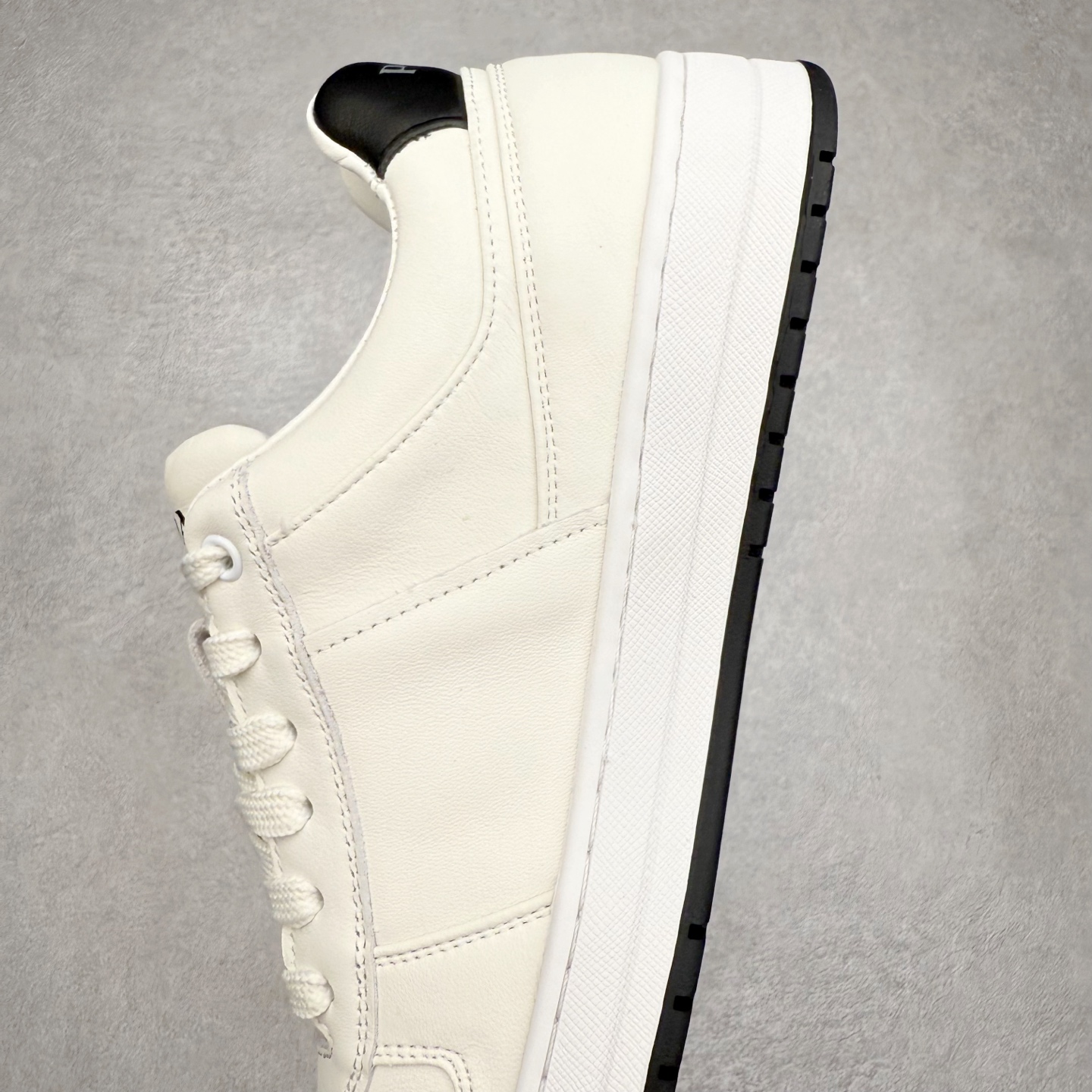 图片[7]-PRADA 普拉达马龙同款低帮男鞋休闲鞋运动板鞋系列 明星同款 广东大厂品质 专柜同步 大气个性更潮更抢眼更追求档次，它将颠覆旧念，与您共度时尚潮人必备! 面料采用原版进口小牛皮 牛皮内里垫脚 橡胶大底 轻便防滑耐磨 脚感舒适 款式耐看做工精细 配以简洁利落的鞋楦 彰显男人的果敢和硬朗 尺码：38 39 40 41 42 43 44 （皮鞋码）-选品中心