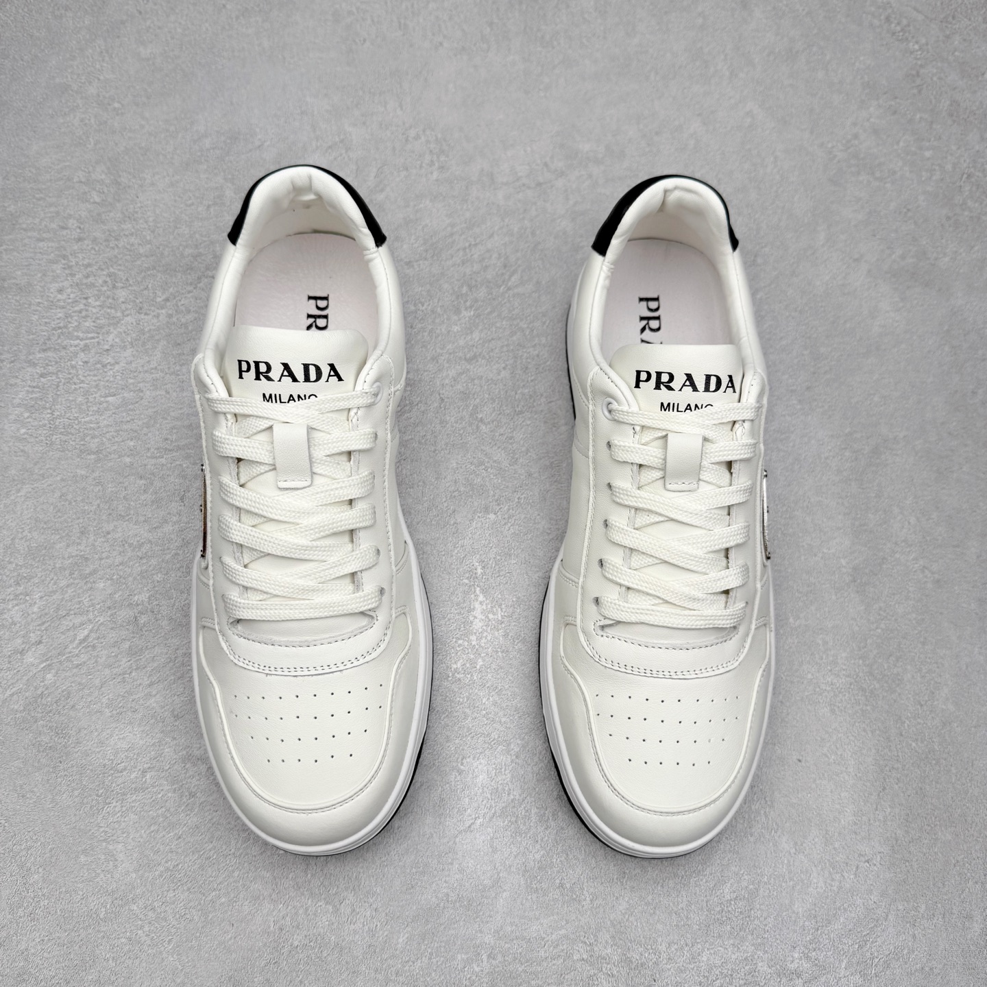 图片[2]-PRADA 普拉达马龙同款低帮男鞋休闲鞋运动板鞋系列 明星同款 广东大厂品质 专柜同步 大气个性更潮更抢眼更追求档次，它将颠覆旧念，与您共度时尚潮人必备! 面料采用原版进口小牛皮 牛皮内里垫脚 橡胶大底 轻便防滑耐磨 脚感舒适 款式耐看做工精细 配以简洁利落的鞋楦 彰显男人的果敢和硬朗 尺码：38 39 40 41 42 43 44 （皮鞋码）-选品中心