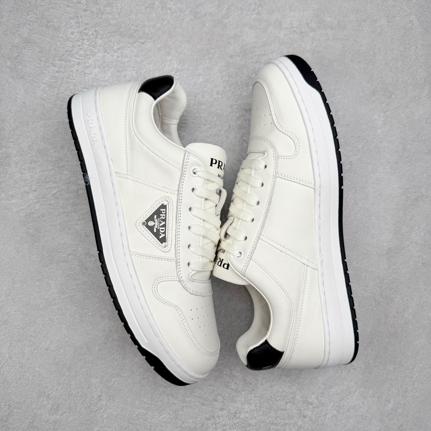 图片[3]-PRADA 普拉达马龙同款低帮男鞋休闲鞋运动板鞋系列 明星同款 广东大厂品质 专柜同步 大气个性更潮更抢眼更追求档次，它将颠覆旧念，与您共度时尚潮人必备! 面料采用原版进口小牛皮 牛皮内里垫脚 橡胶大底 轻便防滑耐磨 脚感舒适 款式耐看做工精细 配以简洁利落的鞋楦 彰显男人的果敢和硬朗 尺码：38 39 40 41 42 43 44 （皮鞋码）-选品中心
