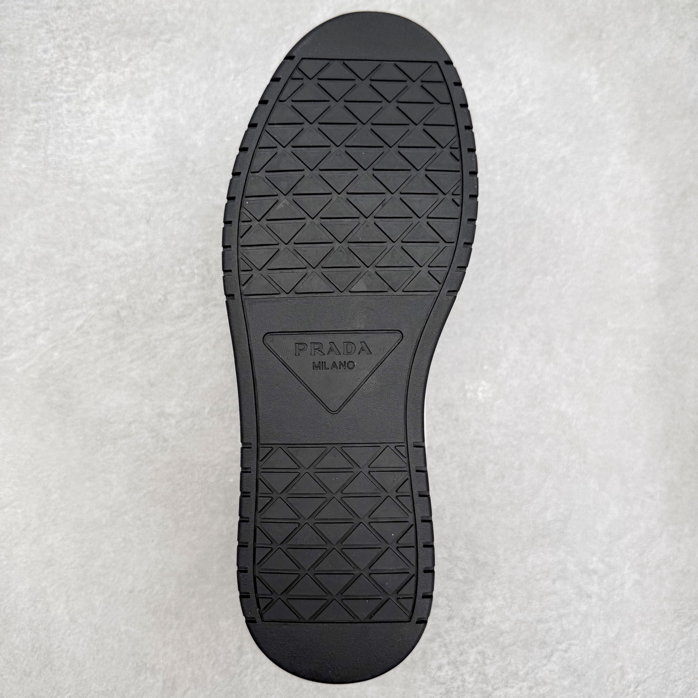 图片[9]-PRADA 普拉达马龙同款低帮男鞋休闲鞋运动板鞋系列 明星同款 广东大厂品质 专柜同步 大气个性更潮更抢眼更追求档次，它将颠覆旧念，与您共度时尚潮人必备! 面料采用原版进口小牛皮 牛皮内里垫脚 橡胶大底 轻便防滑耐磨 脚感舒适 款式耐看做工精细 配以简洁利落的鞋楦 彰显男人的果敢和硬朗 尺码：38 39 40 41 42 43 44 （皮鞋码）-选品中心