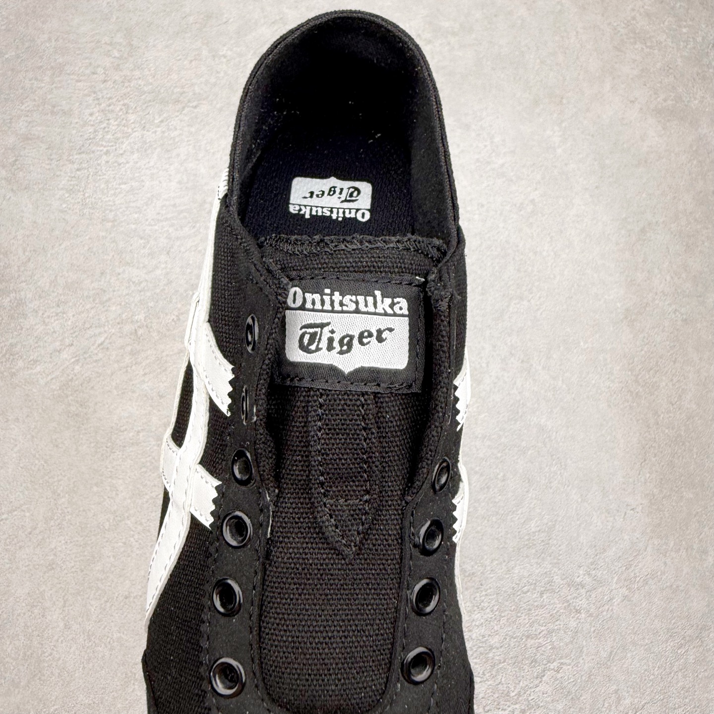 图片[5]-＃纯原福利 Asics Onitsuka Tiger MEXICO 66 亚瑟士鬼冢虎复古经典板鞋 市场最强版本 原厂牛津布加持 海外订单工厂出品 超成熟稳定的做工品控 原装全套纸板楦头开发 原汁原味 完美呈现版型 私模正确鞋底咬花纹路 一比一鞋头弧度高度鞋身弧度 绝不口嗨 细节品控鞋型随意秒杀市面 原档咬花纹路私模大底 一个单元有六个三角形 总体形拼接呈现花瓣状 官方四联吊牌 原装Ortholite轻量化鞋垫 原盒原配 质保卡 说明书 钢印防尘纸 纸板中底带钢印 乳胶组合鞋垫 支持全方位的对比专柜 产品从款式颜色造型上体现出追求舒适和细节的完美 鞋类更是推崇手工制作的严谨与完美 融舒适性与可穿性的设计风格 注重细节的完美和别致魅力 既保持稳重 又不失轻松的时尚感 尺码：36 37 37.5 38 39 39.5 40 40.5 41.5 42 42.5 43.5 44 45-选品中心