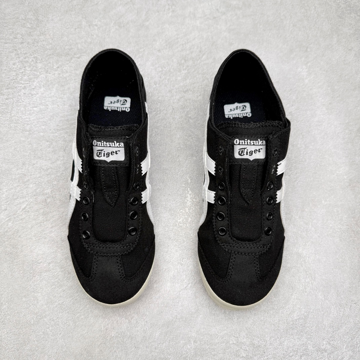 图片[2]-＃纯原福利 Asics Onitsuka Tiger MEXICO 66 亚瑟士鬼冢虎复古经典板鞋 市场最强版本 原厂牛津布加持 海外订单工厂出品 超成熟稳定的做工品控 原装全套纸板楦头开发 原汁原味 完美呈现版型 私模正确鞋底咬花纹路 一比一鞋头弧度高度鞋身弧度 绝不口嗨 细节品控鞋型随意秒杀市面 原档咬花纹路私模大底 一个单元有六个三角形 总体形拼接呈现花瓣状 官方四联吊牌 原装Ortholite轻量化鞋垫 原盒原配 质保卡 说明书 钢印防尘纸 纸板中底带钢印 乳胶组合鞋垫 支持全方位的对比专柜 产品从款式颜色造型上体现出追求舒适和细节的完美 鞋类更是推崇手工制作的严谨与完美 融舒适性与可穿性的设计风格 注重细节的完美和别致魅力 既保持稳重 又不失轻松的时尚感 尺码：36 37 37.5 38 39 39.5 40 40.5 41.5 42 42.5 43.5 44 45-选品中心