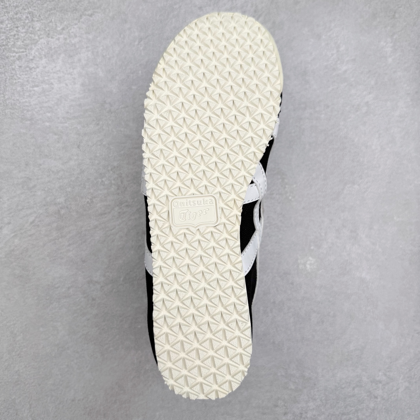 图片[9]-＃纯原福利 Asics Onitsuka Tiger MEXICO 66 亚瑟士鬼冢虎复古经典板鞋 市场最强版本 原厂牛津布加持 海外订单工厂出品 超成熟稳定的做工品控 原装全套纸板楦头开发 原汁原味 完美呈现版型 私模正确鞋底咬花纹路 一比一鞋头弧度高度鞋身弧度 绝不口嗨 细节品控鞋型随意秒杀市面 原档咬花纹路私模大底 一个单元有六个三角形 总体形拼接呈现花瓣状 官方四联吊牌 原装Ortholite轻量化鞋垫 原盒原配 质保卡 说明书 钢印防尘纸 纸板中底带钢印 乳胶组合鞋垫 支持全方位的对比专柜 产品从款式颜色造型上体现出追求舒适和细节的完美 鞋类更是推崇手工制作的严谨与完美 融舒适性与可穿性的设计风格 注重细节的完美和别致魅力 既保持稳重 又不失轻松的时尚感 尺码：36 37 37.5 38 39 39.5 40 40.5 41.5 42 42.5 43.5 44 45-选品中心