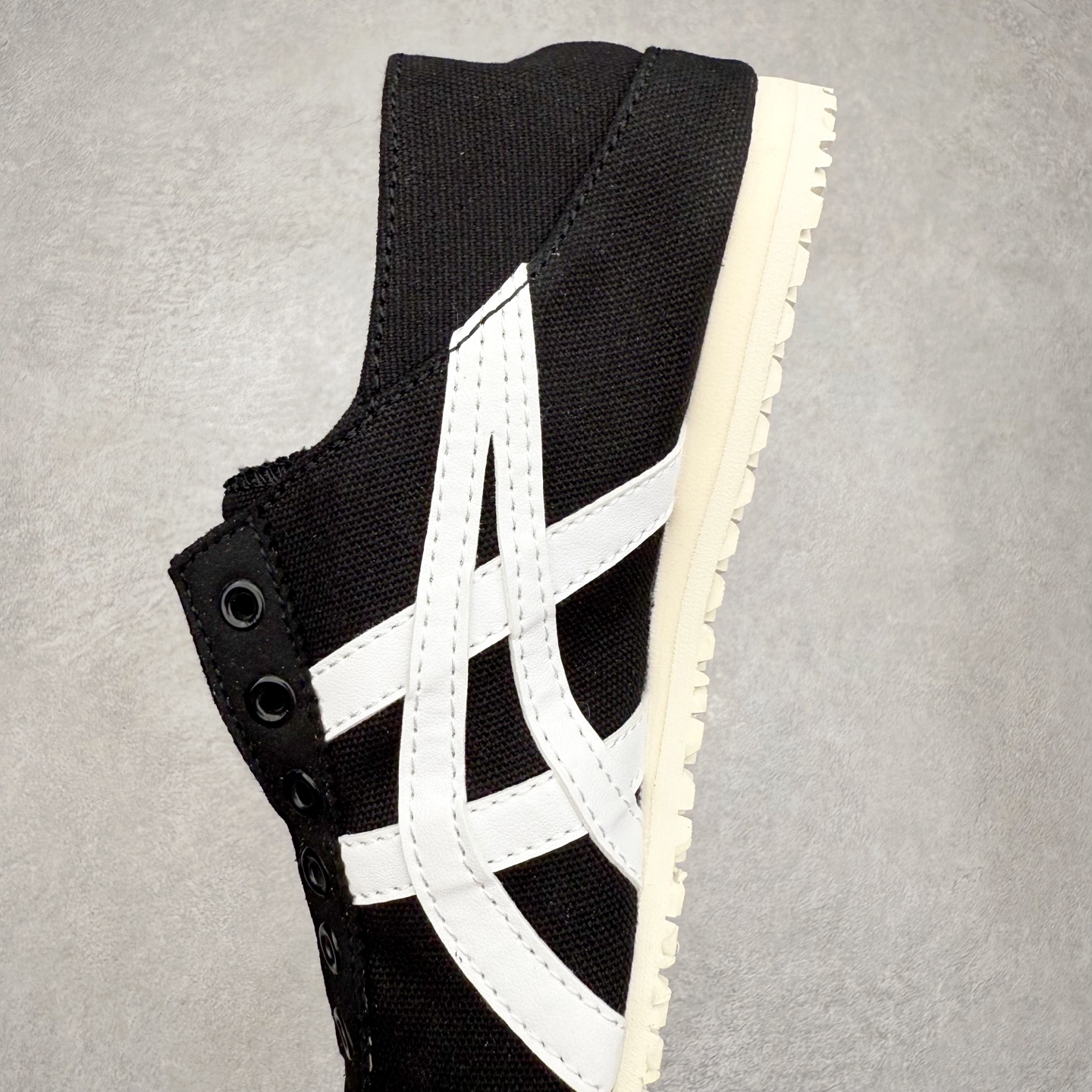 图片[7]-＃纯原福利 Asics Onitsuka Tiger MEXICO 66 亚瑟士鬼冢虎复古经典板鞋 市场最强版本 原厂牛津布加持 海外订单工厂出品 超成熟稳定的做工品控 原装全套纸板楦头开发 原汁原味 完美呈现版型 私模正确鞋底咬花纹路 一比一鞋头弧度高度鞋身弧度 绝不口嗨 细节品控鞋型随意秒杀市面 原档咬花纹路私模大底 一个单元有六个三角形 总体形拼接呈现花瓣状 官方四联吊牌 原装Ortholite轻量化鞋垫 原盒原配 质保卡 说明书 钢印防尘纸 纸板中底带钢印 乳胶组合鞋垫 支持全方位的对比专柜 产品从款式颜色造型上体现出追求舒适和细节的完美 鞋类更是推崇手工制作的严谨与完美 融舒适性与可穿性的设计风格 注重细节的完美和别致魅力 既保持稳重 又不失轻松的时尚感 尺码：36 37 37.5 38 39 39.5 40 40.5 41.5 42 42.5 43.5 44 45-选品中心