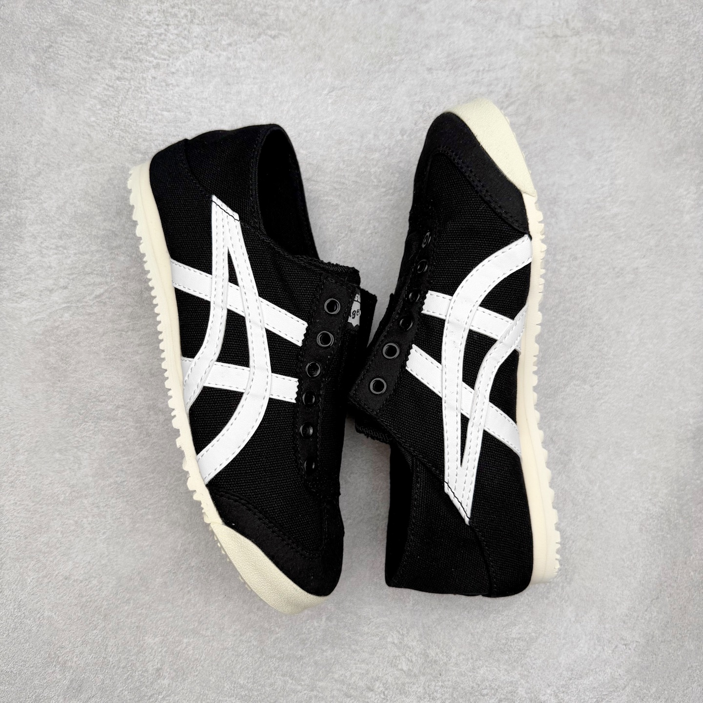 图片[3]-＃纯原福利 Asics Onitsuka Tiger MEXICO 66 亚瑟士鬼冢虎复古经典板鞋 市场最强版本 原厂牛津布加持 海外订单工厂出品 超成熟稳定的做工品控 原装全套纸板楦头开发 原汁原味 完美呈现版型 私模正确鞋底咬花纹路 一比一鞋头弧度高度鞋身弧度 绝不口嗨 细节品控鞋型随意秒杀市面 原档咬花纹路私模大底 一个单元有六个三角形 总体形拼接呈现花瓣状 官方四联吊牌 原装Ortholite轻量化鞋垫 原盒原配 质保卡 说明书 钢印防尘纸 纸板中底带钢印 乳胶组合鞋垫 支持全方位的对比专柜 产品从款式颜色造型上体现出追求舒适和细节的完美 鞋类更是推崇手工制作的严谨与完美 融舒适性与可穿性的设计风格 注重细节的完美和别致魅力 既保持稳重 又不失轻松的时尚感 尺码：36 37 37.5 38 39 39.5 40 40.5 41.5 42 42.5 43.5 44 45-选品中心