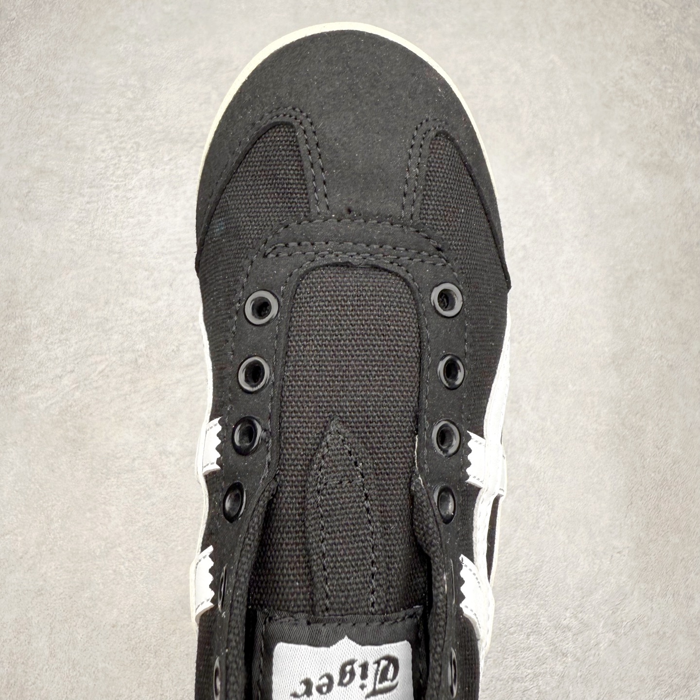 图片[4]-＃纯原福利 Asics Onitsuka Tiger MEXICO 66 亚瑟士鬼冢虎复古经典板鞋 市场最强版本 原厂牛津布加持 海外订单工厂出品 超成熟稳定的做工品控 原装全套纸板楦头开发 原汁原味 完美呈现版型 私模正确鞋底咬花纹路 一比一鞋头弧度高度鞋身弧度 绝不口嗨 细节品控鞋型随意秒杀市面 原档咬花纹路私模大底 一个单元有六个三角形 总体形拼接呈现花瓣状 官方四联吊牌 原装Ortholite轻量化鞋垫 原盒原配 质保卡 说明书 钢印防尘纸 纸板中底带钢印 乳胶组合鞋垫 支持全方位的对比专柜 产品从款式颜色造型上体现出追求舒适和细节的完美 鞋类更是推崇手工制作的严谨与完美 融舒适性与可穿性的设计风格 注重细节的完美和别致魅力 既保持稳重 又不失轻松的时尚感 尺码：36 37 37.5 38 39 39.5 40 40.5 41.5 42 42.5 43.5 44 45-选品中心