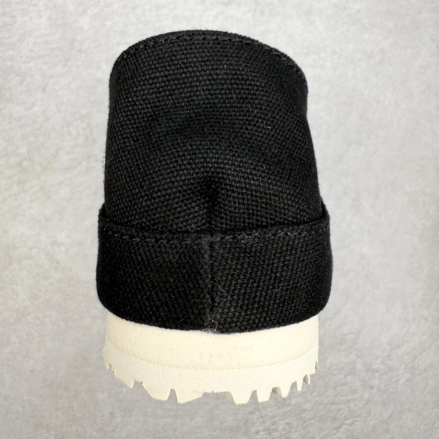 图片[8]-＃纯原福利 Asics Onitsuka Tiger MEXICO 66 亚瑟士鬼冢虎复古经典板鞋 市场最强版本 原厂牛津布加持 海外订单工厂出品 超成熟稳定的做工品控 原装全套纸板楦头开发 原汁原味 完美呈现版型 私模正确鞋底咬花纹路 一比一鞋头弧度高度鞋身弧度 绝不口嗨 细节品控鞋型随意秒杀市面 原档咬花纹路私模大底 一个单元有六个三角形 总体形拼接呈现花瓣状 官方四联吊牌 原装Ortholite轻量化鞋垫 原盒原配 质保卡 说明书 钢印防尘纸 纸板中底带钢印 乳胶组合鞋垫 支持全方位的对比专柜 产品从款式颜色造型上体现出追求舒适和细节的完美 鞋类更是推崇手工制作的严谨与完美 融舒适性与可穿性的设计风格 注重细节的完美和别致魅力 既保持稳重 又不失轻松的时尚感 尺码：36 37 37.5 38 39 39.5 40 40.5 41.5 42 42.5 43.5 44 45-选品中心