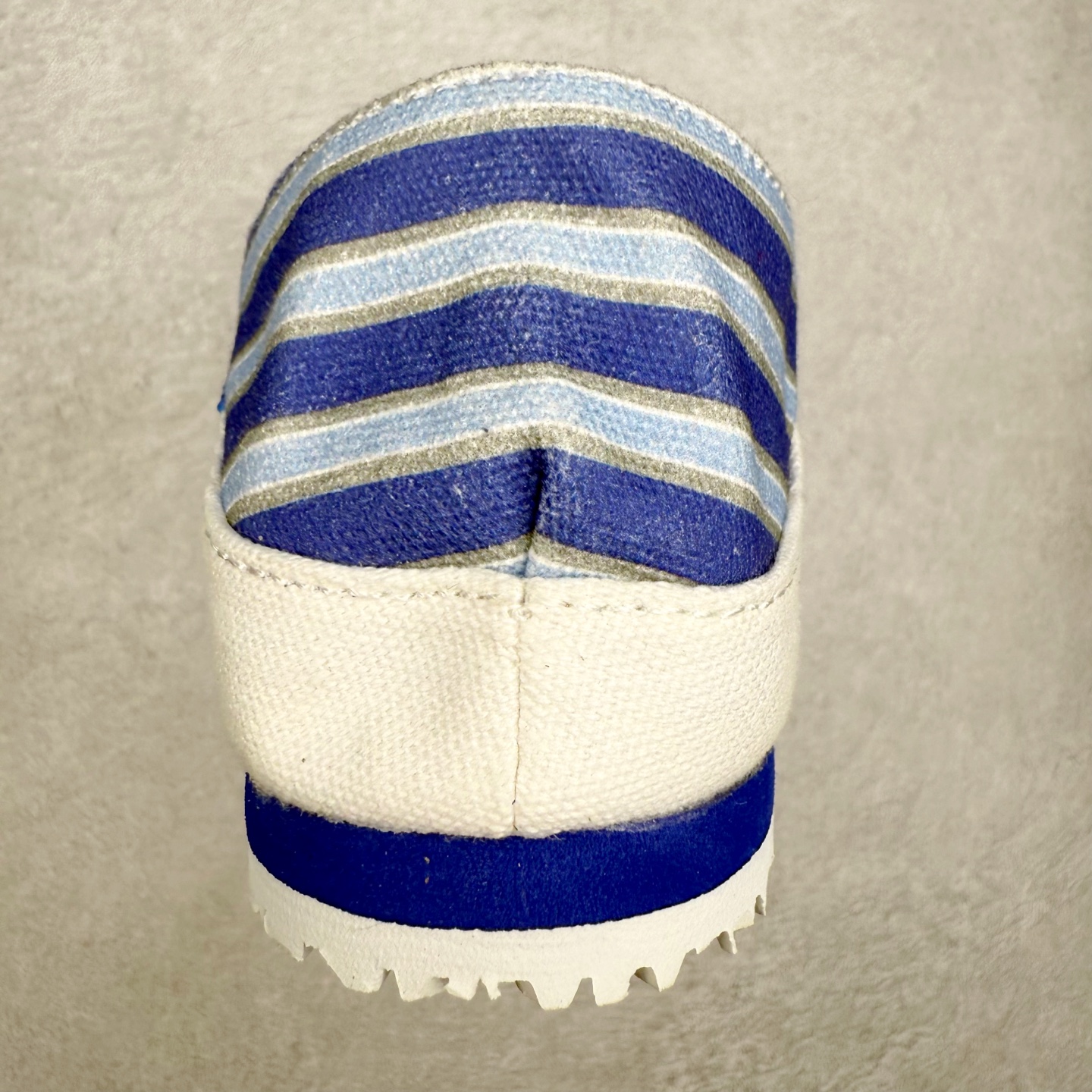 图片[8]-＃纯原福利 Asics Onitsuka Tiger MEXICO 66 亚瑟士鬼冢虎复古经典板鞋 市场最强版本 原厂牛津布加持 海外订单工厂出品 超成熟稳定的做工品控 原装全套纸板楦头开发 原汁原味 完美呈现版型 私模正确鞋底咬花纹路 一比一鞋头弧度高度鞋身弧度 绝不口嗨 细节品控鞋型随意秒杀市面 原档咬花纹路私模大底 一个单元有六个三角形 总体形拼接呈现花瓣状 官方四联吊牌 原装Ortholite轻量化鞋垫 原盒原配 质保卡 说明书 钢印防尘纸 纸板中底带钢印 乳胶组合鞋垫 支持全方位的对比专柜 产品从款式颜色造型上体现出追求舒适和细节的完美 鞋类更是推崇手工制作的严谨与完美 融舒适性与可穿性的设计风格 注重细节的完美和别致魅力 既保持稳重 又不失轻松的时尚感 尺码：36 37 37.5 38 39 39.5 40 40.5 41.5 42 42.5 43.5 44 45-选品中心