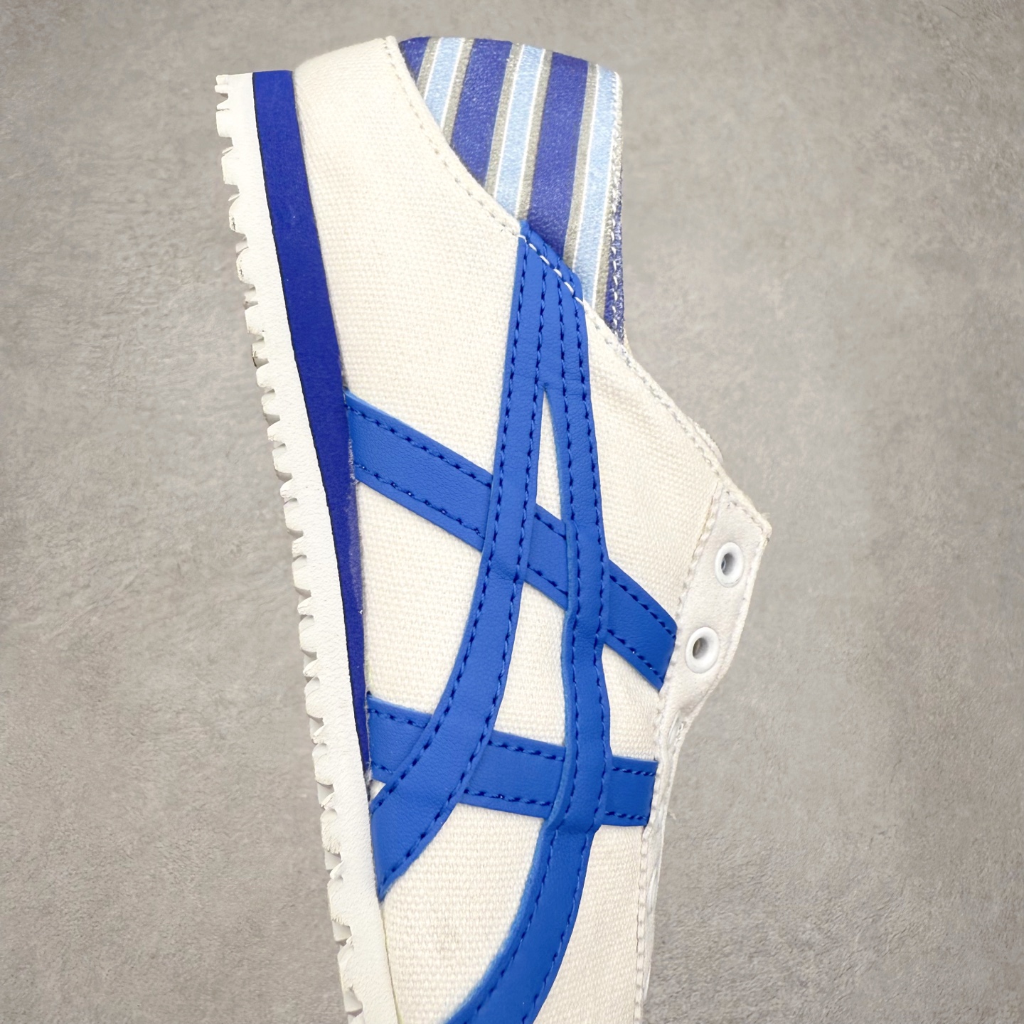 图片[6]-＃纯原福利 Asics Onitsuka Tiger MEXICO 66 亚瑟士鬼冢虎复古经典板鞋 市场最强版本 原厂牛津布加持 海外订单工厂出品 超成熟稳定的做工品控 原装全套纸板楦头开发 原汁原味 完美呈现版型 私模正确鞋底咬花纹路 一比一鞋头弧度高度鞋身弧度 绝不口嗨 细节品控鞋型随意秒杀市面 原档咬花纹路私模大底 一个单元有六个三角形 总体形拼接呈现花瓣状 官方四联吊牌 原装Ortholite轻量化鞋垫 原盒原配 质保卡 说明书 钢印防尘纸 纸板中底带钢印 乳胶组合鞋垫 支持全方位的对比专柜 产品从款式颜色造型上体现出追求舒适和细节的完美 鞋类更是推崇手工制作的严谨与完美 融舒适性与可穿性的设计风格 注重细节的完美和别致魅力 既保持稳重 又不失轻松的时尚感 尺码：36 37 37.5 38 39 39.5 40 40.5 41.5 42 42.5 43.5 44 45-选品中心