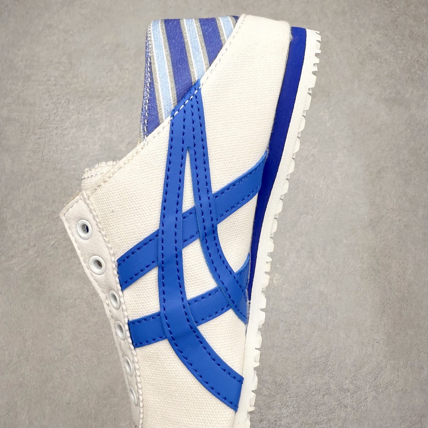 图片[7]-＃纯原福利 Asics Onitsuka Tiger MEXICO 66 亚瑟士鬼冢虎复古经典板鞋 市场最强版本 原厂牛津布加持 海外订单工厂出品 超成熟稳定的做工品控 原装全套纸板楦头开发 原汁原味 完美呈现版型 私模正确鞋底咬花纹路 一比一鞋头弧度高度鞋身弧度 绝不口嗨 细节品控鞋型随意秒杀市面 原档咬花纹路私模大底 一个单元有六个三角形 总体形拼接呈现花瓣状 官方四联吊牌 原装Ortholite轻量化鞋垫 原盒原配 质保卡 说明书 钢印防尘纸 纸板中底带钢印 乳胶组合鞋垫 支持全方位的对比专柜 产品从款式颜色造型上体现出追求舒适和细节的完美 鞋类更是推崇手工制作的严谨与完美 融舒适性与可穿性的设计风格 注重细节的完美和别致魅力 既保持稳重 又不失轻松的时尚感 尺码：36 37 37.5 38 39 39.5 40 40.5 41.5 42 42.5 43.5 44 45-选品中心