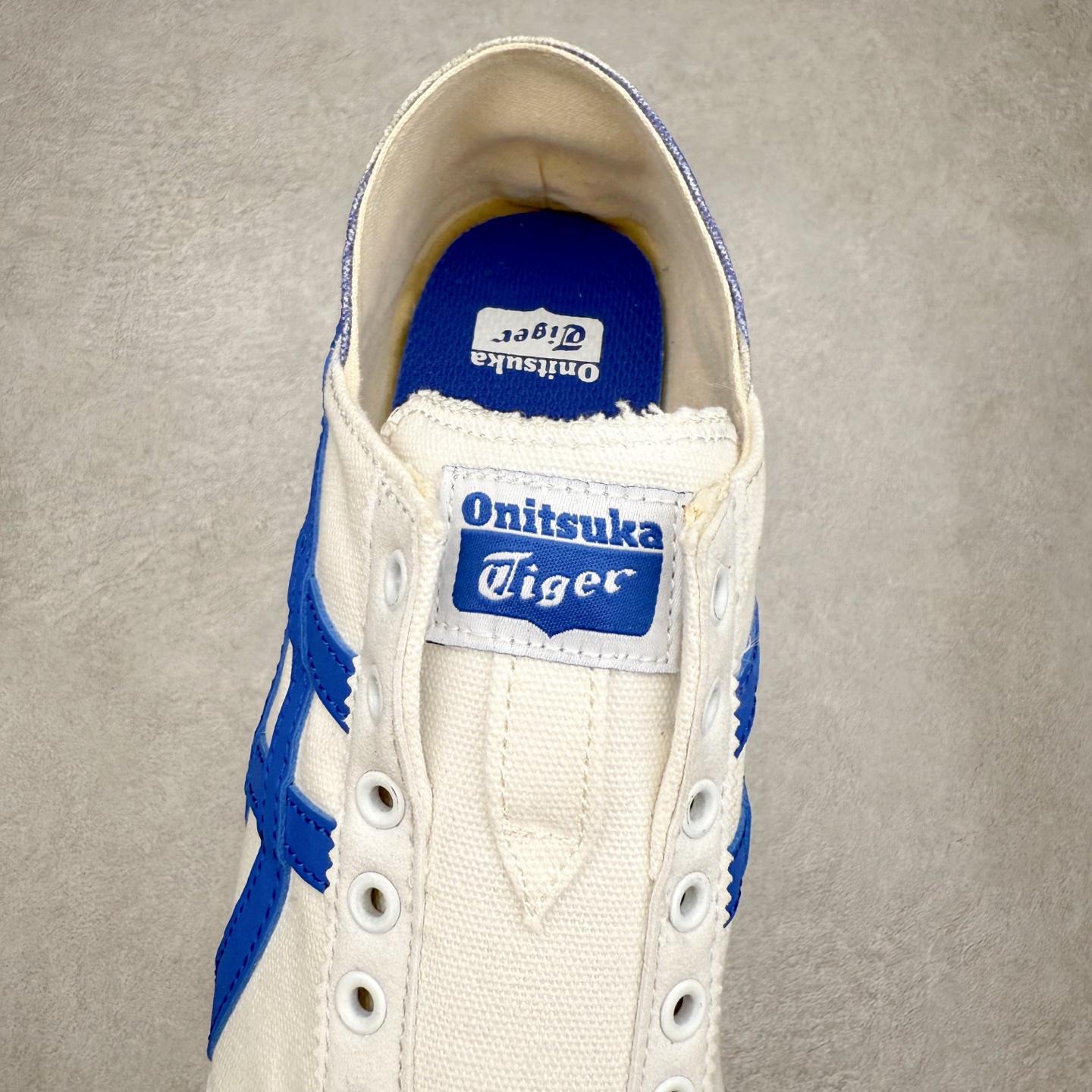 图片[5]-＃纯原福利 Asics Onitsuka Tiger MEXICO 66 亚瑟士鬼冢虎复古经典板鞋 市场最强版本 原厂牛津布加持 海外订单工厂出品 超成熟稳定的做工品控 原装全套纸板楦头开发 原汁原味 完美呈现版型 私模正确鞋底咬花纹路 一比一鞋头弧度高度鞋身弧度 绝不口嗨 细节品控鞋型随意秒杀市面 原档咬花纹路私模大底 一个单元有六个三角形 总体形拼接呈现花瓣状 官方四联吊牌 原装Ortholite轻量化鞋垫 原盒原配 质保卡 说明书 钢印防尘纸 纸板中底带钢印 乳胶组合鞋垫 支持全方位的对比专柜 产品从款式颜色造型上体现出追求舒适和细节的完美 鞋类更是推崇手工制作的严谨与完美 融舒适性与可穿性的设计风格 注重细节的完美和别致魅力 既保持稳重 又不失轻松的时尚感 尺码：36 37 37.5 38 39 39.5 40 40.5 41.5 42 42.5 43.5 44 45-选品中心