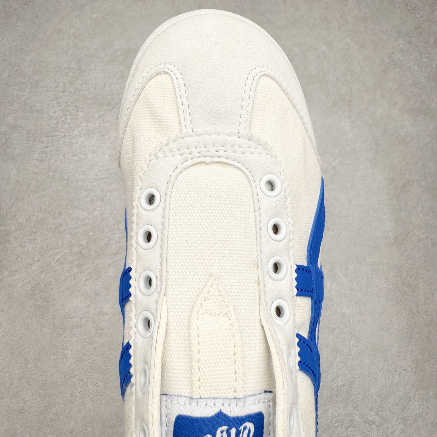 图片[4]-＃纯原福利 Asics Onitsuka Tiger MEXICO 66 亚瑟士鬼冢虎复古经典板鞋 市场最强版本 原厂牛津布加持 海外订单工厂出品 超成熟稳定的做工品控 原装全套纸板楦头开发 原汁原味 完美呈现版型 私模正确鞋底咬花纹路 一比一鞋头弧度高度鞋身弧度 绝不口嗨 细节品控鞋型随意秒杀市面 原档咬花纹路私模大底 一个单元有六个三角形 总体形拼接呈现花瓣状 官方四联吊牌 原装Ortholite轻量化鞋垫 原盒原配 质保卡 说明书 钢印防尘纸 纸板中底带钢印 乳胶组合鞋垫 支持全方位的对比专柜 产品从款式颜色造型上体现出追求舒适和细节的完美 鞋类更是推崇手工制作的严谨与完美 融舒适性与可穿性的设计风格 注重细节的完美和别致魅力 既保持稳重 又不失轻松的时尚感 尺码：36 37 37.5 38 39 39.5 40 40.5 41.5 42 42.5 43.5 44 45-选品中心