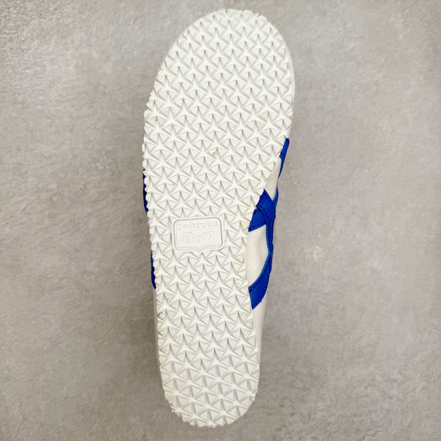 图片[9]-＃纯原福利 Asics Onitsuka Tiger MEXICO 66 亚瑟士鬼冢虎复古经典板鞋 市场最强版本 原厂牛津布加持 海外订单工厂出品 超成熟稳定的做工品控 原装全套纸板楦头开发 原汁原味 完美呈现版型 私模正确鞋底咬花纹路 一比一鞋头弧度高度鞋身弧度 绝不口嗨 细节品控鞋型随意秒杀市面 原档咬花纹路私模大底 一个单元有六个三角形 总体形拼接呈现花瓣状 官方四联吊牌 原装Ortholite轻量化鞋垫 原盒原配 质保卡 说明书 钢印防尘纸 纸板中底带钢印 乳胶组合鞋垫 支持全方位的对比专柜 产品从款式颜色造型上体现出追求舒适和细节的完美 鞋类更是推崇手工制作的严谨与完美 融舒适性与可穿性的设计风格 注重细节的完美和别致魅力 既保持稳重 又不失轻松的时尚感 尺码：36 37 37.5 38 39 39.5 40 40.5 41.5 42 42.5 43.5 44 45-选品中心