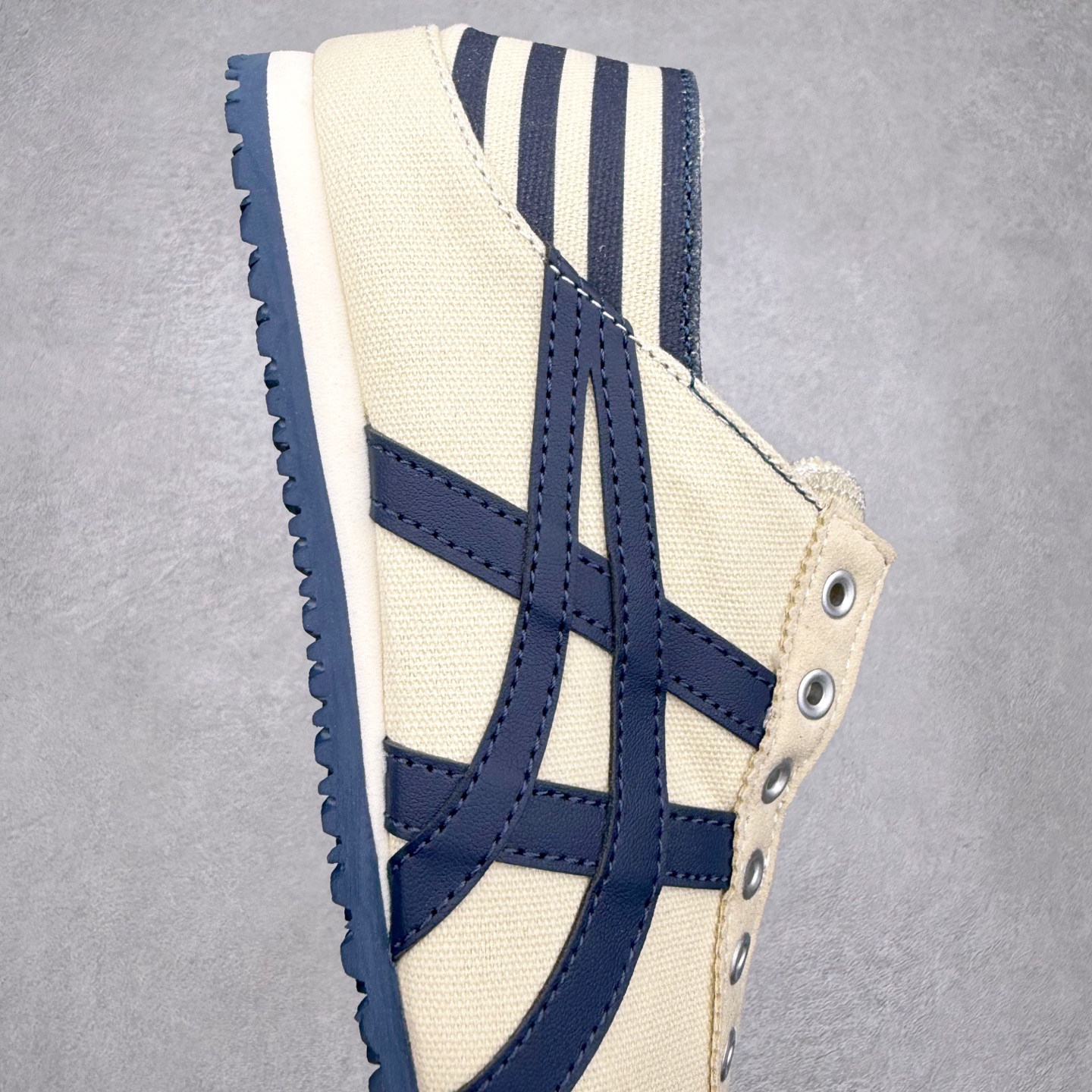 图片[6]-＃纯原福利 Asics Onitsuka Tiger MEXICO 66 亚瑟士鬼冢虎复古经典板鞋 市场最强版本 原厂牛津布加持 海外订单工厂出品 超成熟稳定的做工品控 原装全套纸板楦头开发 原汁原味 完美呈现版型 私模正确鞋底咬花纹路 一比一鞋头弧度高度鞋身弧度 绝不口嗨 细节品控鞋型随意秒杀市面 原档咬花纹路私模大底 一个单元有六个三角形 总体形拼接呈现花瓣状 官方四联吊牌 原装Ortholite轻量化鞋垫 原盒原配 质保卡 说明书 钢印防尘纸 纸板中底带钢印 乳胶组合鞋垫 支持全方位的对比专柜 产品从款式颜色造型上体现出追求舒适和细节的完美 鞋类更是推崇手工制作的严谨与完美 融舒适性与可穿性的设计风格 注重细节的完美和别致魅力 既保持稳重 又不失轻松的时尚感 尺码：36 37 37.5 38 39 39.5 40 40.5 41.5 42 42.5 43.5 44 45-选品中心