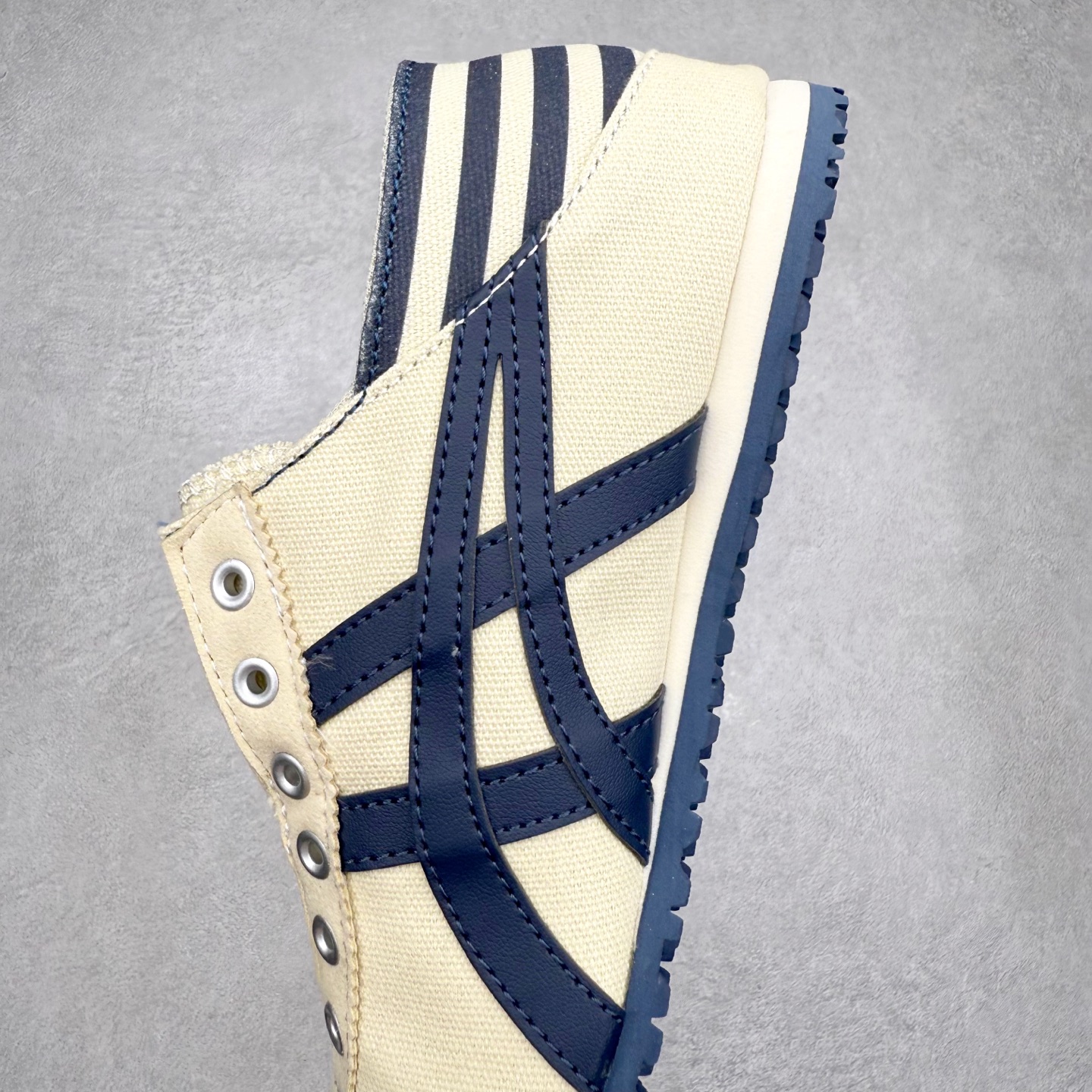 图片[7]-＃纯原福利 Asics Onitsuka Tiger MEXICO 66 亚瑟士鬼冢虎复古经典板鞋 市场最强版本 原厂牛津布加持 海外订单工厂出品 超成熟稳定的做工品控 原装全套纸板楦头开发 原汁原味 完美呈现版型 私模正确鞋底咬花纹路 一比一鞋头弧度高度鞋身弧度 绝不口嗨 细节品控鞋型随意秒杀市面 原档咬花纹路私模大底 一个单元有六个三角形 总体形拼接呈现花瓣状 官方四联吊牌 原装Ortholite轻量化鞋垫 原盒原配 质保卡 说明书 钢印防尘纸 纸板中底带钢印 乳胶组合鞋垫 支持全方位的对比专柜 产品从款式颜色造型上体现出追求舒适和细节的完美 鞋类更是推崇手工制作的严谨与完美 融舒适性与可穿性的设计风格 注重细节的完美和别致魅力 既保持稳重 又不失轻松的时尚感 尺码：36 37 37.5 38 39 39.5 40 40.5 41.5 42 42.5 43.5 44 45-选品中心