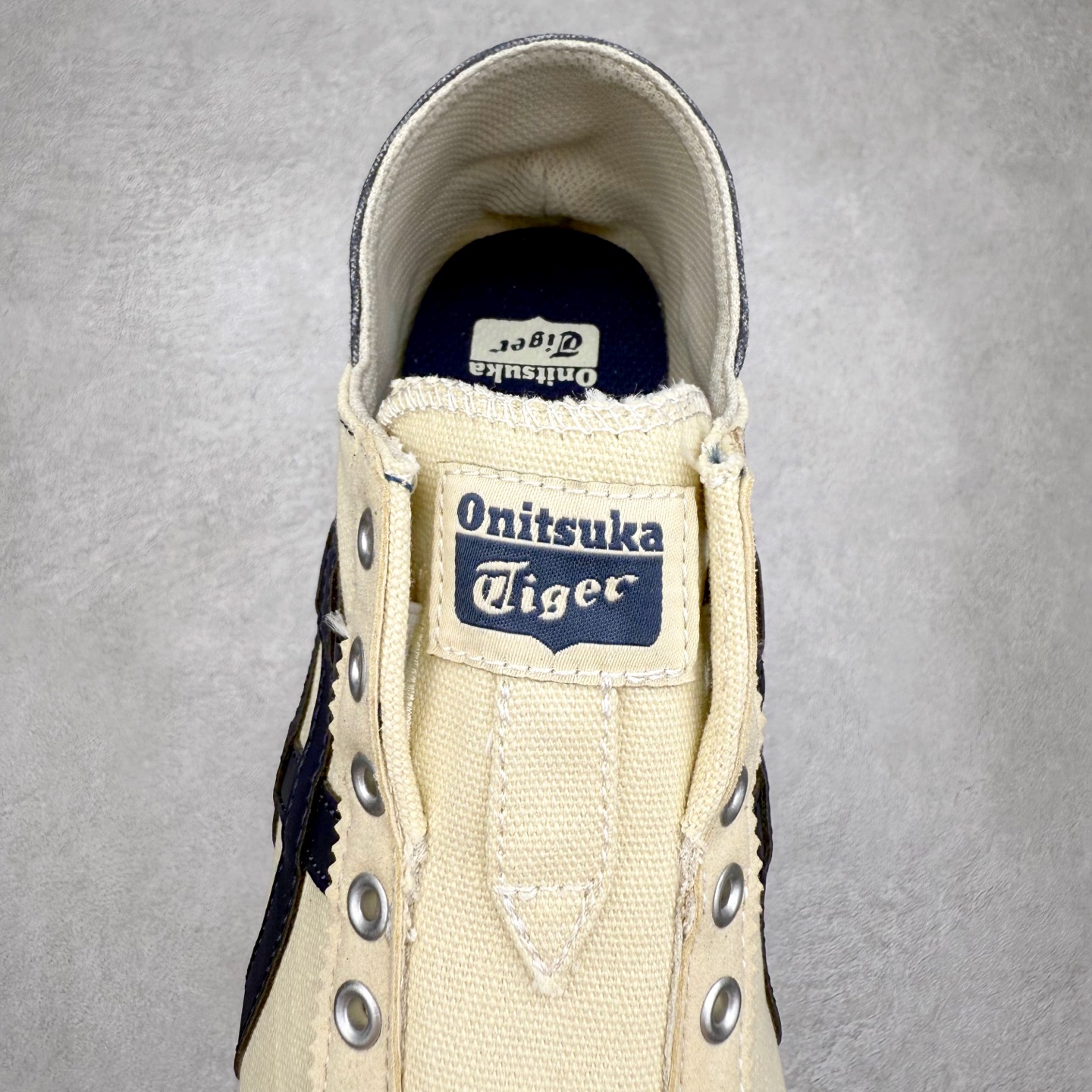 图片[5]-＃纯原福利 Asics Onitsuka Tiger MEXICO 66 亚瑟士鬼冢虎复古经典板鞋 市场最强版本 原厂牛津布加持 海外订单工厂出品 超成熟稳定的做工品控 原装全套纸板楦头开发 原汁原味 完美呈现版型 私模正确鞋底咬花纹路 一比一鞋头弧度高度鞋身弧度 绝不口嗨 细节品控鞋型随意秒杀市面 原档咬花纹路私模大底 一个单元有六个三角形 总体形拼接呈现花瓣状 官方四联吊牌 原装Ortholite轻量化鞋垫 原盒原配 质保卡 说明书 钢印防尘纸 纸板中底带钢印 乳胶组合鞋垫 支持全方位的对比专柜 产品从款式颜色造型上体现出追求舒适和细节的完美 鞋类更是推崇手工制作的严谨与完美 融舒适性与可穿性的设计风格 注重细节的完美和别致魅力 既保持稳重 又不失轻松的时尚感 尺码：36 37 37.5 38 39 39.5 40 40.5 41.5 42 42.5 43.5 44 45-选品中心