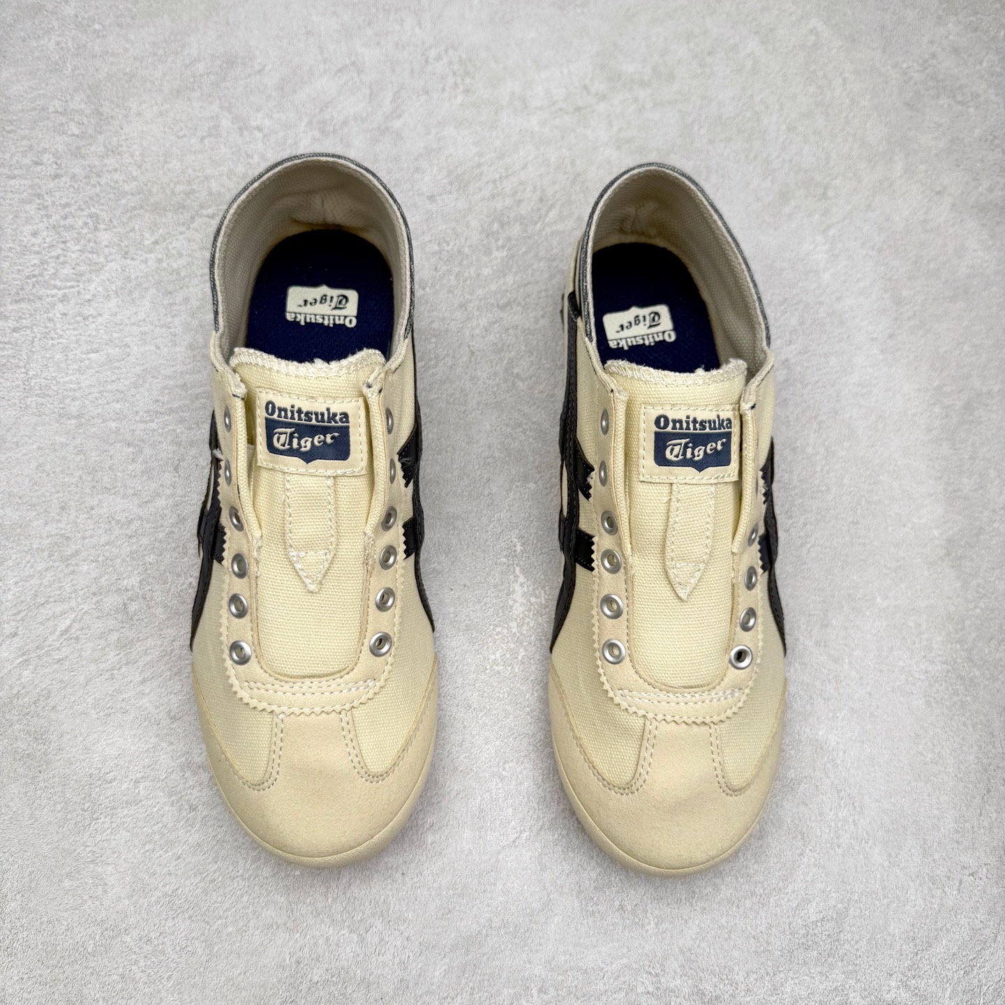 图片[2]-＃纯原福利 Asics Onitsuka Tiger MEXICO 66 亚瑟士鬼冢虎复古经典板鞋 市场最强版本 原厂牛津布加持 海外订单工厂出品 超成熟稳定的做工品控 原装全套纸板楦头开发 原汁原味 完美呈现版型 私模正确鞋底咬花纹路 一比一鞋头弧度高度鞋身弧度 绝不口嗨 细节品控鞋型随意秒杀市面 原档咬花纹路私模大底 一个单元有六个三角形 总体形拼接呈现花瓣状 官方四联吊牌 原装Ortholite轻量化鞋垫 原盒原配 质保卡 说明书 钢印防尘纸 纸板中底带钢印 乳胶组合鞋垫 支持全方位的对比专柜 产品从款式颜色造型上体现出追求舒适和细节的完美 鞋类更是推崇手工制作的严谨与完美 融舒适性与可穿性的设计风格 注重细节的完美和别致魅力 既保持稳重 又不失轻松的时尚感 尺码：36 37 37.5 38 39 39.5 40 40.5 41.5 42 42.5 43.5 44 45-选品中心