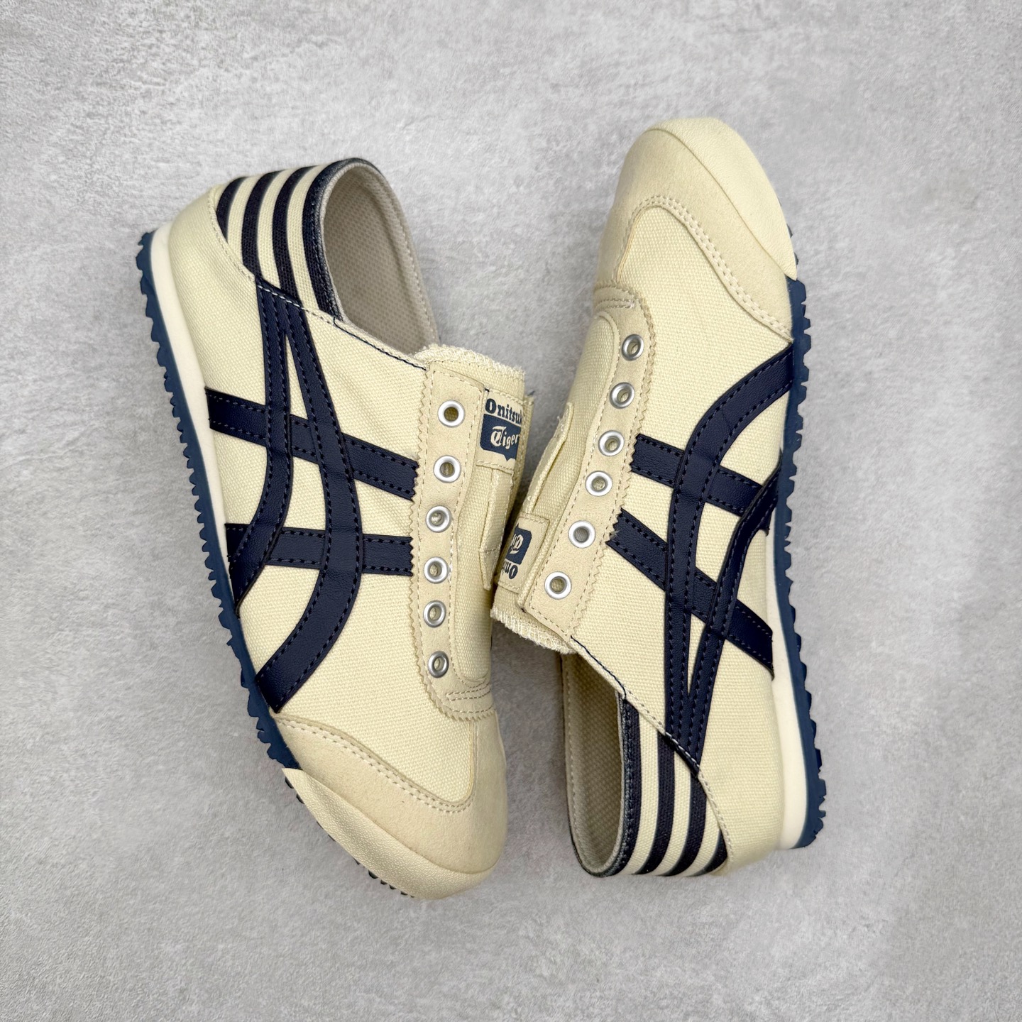 图片[3]-＃纯原福利 Asics Onitsuka Tiger MEXICO 66 亚瑟士鬼冢虎复古经典板鞋 市场最强版本 原厂牛津布加持 海外订单工厂出品 超成熟稳定的做工品控 原装全套纸板楦头开发 原汁原味 完美呈现版型 私模正确鞋底咬花纹路 一比一鞋头弧度高度鞋身弧度 绝不口嗨 细节品控鞋型随意秒杀市面 原档咬花纹路私模大底 一个单元有六个三角形 总体形拼接呈现花瓣状 官方四联吊牌 原装Ortholite轻量化鞋垫 原盒原配 质保卡 说明书 钢印防尘纸 纸板中底带钢印 乳胶组合鞋垫 支持全方位的对比专柜 产品从款式颜色造型上体现出追求舒适和细节的完美 鞋类更是推崇手工制作的严谨与完美 融舒适性与可穿性的设计风格 注重细节的完美和别致魅力 既保持稳重 又不失轻松的时尚感 尺码：36 37 37.5 38 39 39.5 40 40.5 41.5 42 42.5 43.5 44 45-选品中心
