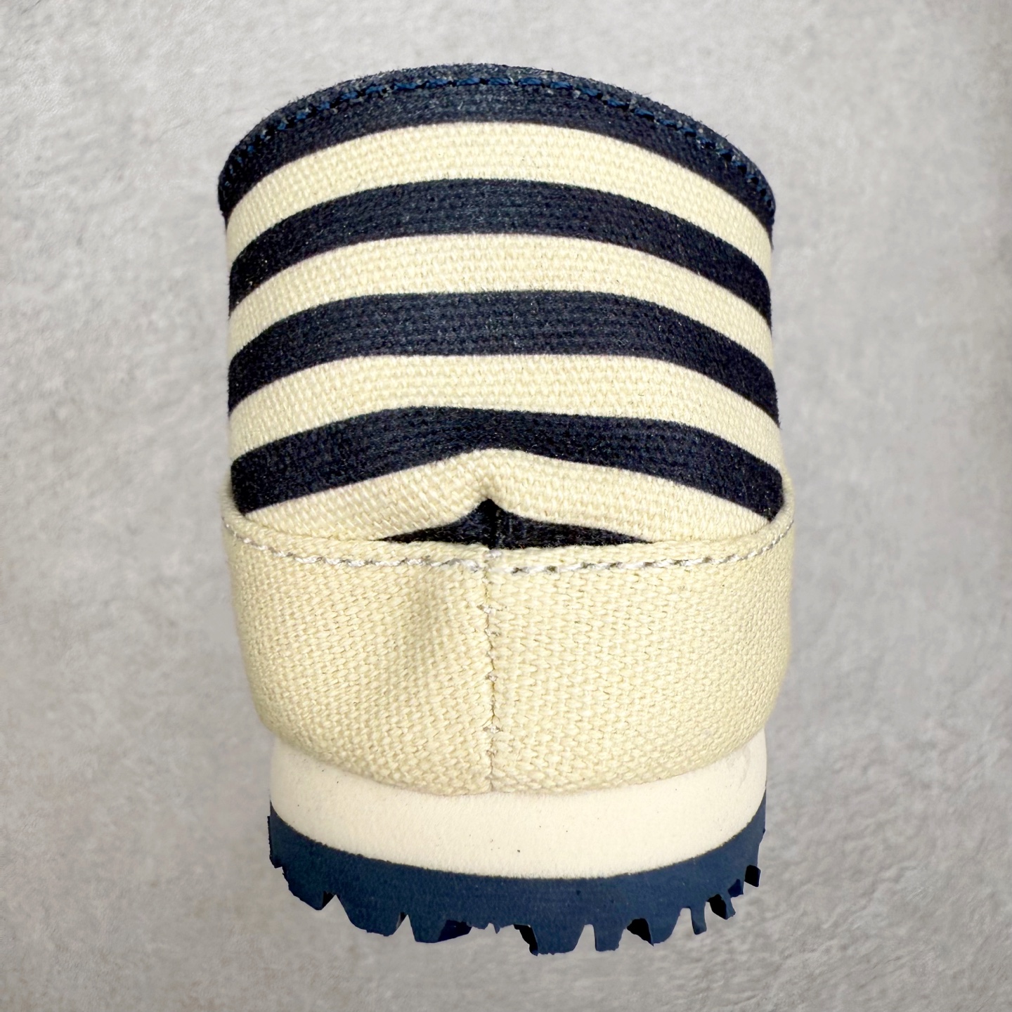 图片[8]-＃纯原福利 Asics Onitsuka Tiger MEXICO 66 亚瑟士鬼冢虎复古经典板鞋 市场最强版本 原厂牛津布加持 海外订单工厂出品 超成熟稳定的做工品控 原装全套纸板楦头开发 原汁原味 完美呈现版型 私模正确鞋底咬花纹路 一比一鞋头弧度高度鞋身弧度 绝不口嗨 细节品控鞋型随意秒杀市面 原档咬花纹路私模大底 一个单元有六个三角形 总体形拼接呈现花瓣状 官方四联吊牌 原装Ortholite轻量化鞋垫 原盒原配 质保卡 说明书 钢印防尘纸 纸板中底带钢印 乳胶组合鞋垫 支持全方位的对比专柜 产品从款式颜色造型上体现出追求舒适和细节的完美 鞋类更是推崇手工制作的严谨与完美 融舒适性与可穿性的设计风格 注重细节的完美和别致魅力 既保持稳重 又不失轻松的时尚感 尺码：36 37 37.5 38 39 39.5 40 40.5 41.5 42 42.5 43.5 44 45-选品中心