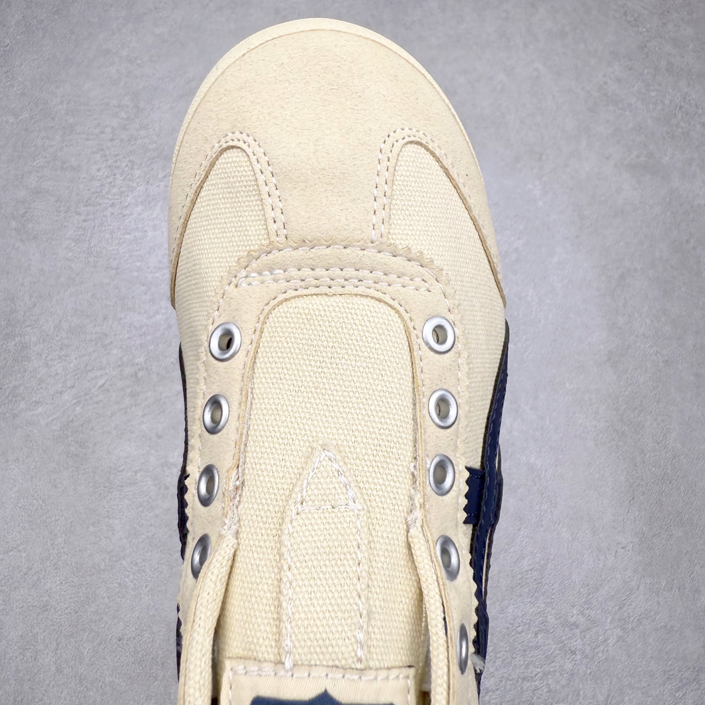 图片[4]-＃纯原福利 Asics Onitsuka Tiger MEXICO 66 亚瑟士鬼冢虎复古经典板鞋 市场最强版本 原厂牛津布加持 海外订单工厂出品 超成熟稳定的做工品控 原装全套纸板楦头开发 原汁原味 完美呈现版型 私模正确鞋底咬花纹路 一比一鞋头弧度高度鞋身弧度 绝不口嗨 细节品控鞋型随意秒杀市面 原档咬花纹路私模大底 一个单元有六个三角形 总体形拼接呈现花瓣状 官方四联吊牌 原装Ortholite轻量化鞋垫 原盒原配 质保卡 说明书 钢印防尘纸 纸板中底带钢印 乳胶组合鞋垫 支持全方位的对比专柜 产品从款式颜色造型上体现出追求舒适和细节的完美 鞋类更是推崇手工制作的严谨与完美 融舒适性与可穿性的设计风格 注重细节的完美和别致魅力 既保持稳重 又不失轻松的时尚感 尺码：36 37 37.5 38 39 39.5 40 40.5 41.5 42 42.5 43.5 44 45-选品中心