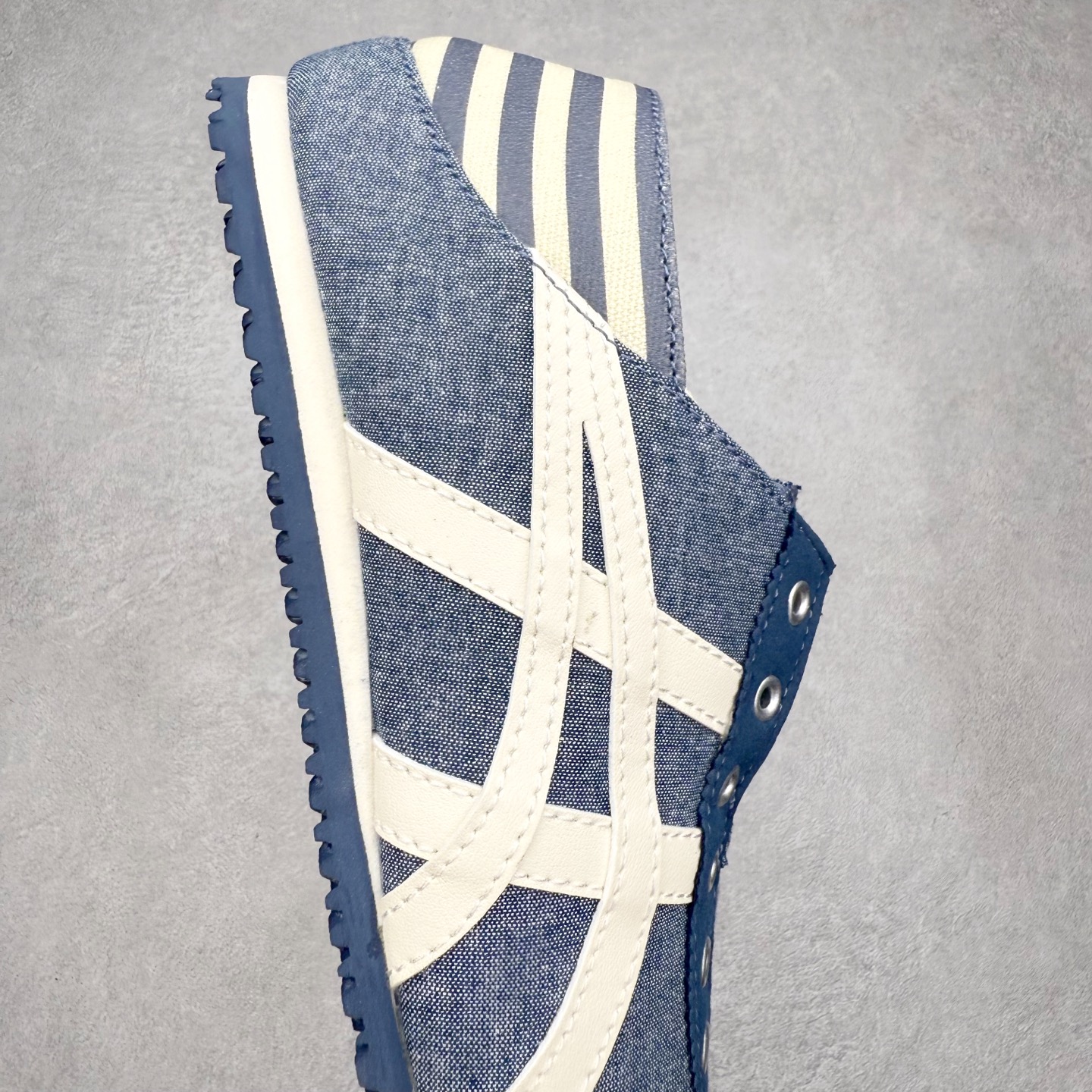 图片[6]-＃纯原福利 Asics Onitsuka Tiger MEXICO 66 亚瑟士鬼冢虎复古经典板鞋 市场最强版本 原厂牛津布加持 海外订单工厂出品 超成熟稳定的做工品控 原装全套纸板楦头开发 原汁原味 完美呈现版型 私模正确鞋底咬花纹路 一比一鞋头弧度高度鞋身弧度 绝不口嗨 细节品控鞋型随意秒杀市面 原档咬花纹路私模大底 一个单元有六个三角形 总体形拼接呈现花瓣状 官方四联吊牌 原装Ortholite轻量化鞋垫 原盒原配 质保卡 说明书 钢印防尘纸 纸板中底带钢印 乳胶组合鞋垫 支持全方位的对比专柜 产品从款式颜色造型上体现出追求舒适和细节的完美 鞋类更是推崇手工制作的严谨与完美 融舒适性与可穿性的设计风格 注重细节的完美和别致魅力 既保持稳重 又不失轻松的时尚感 尺码：36 37 37.5 38 39 39.5 40 40.5 41.5 42 42.5 43.5 44 45-选品中心