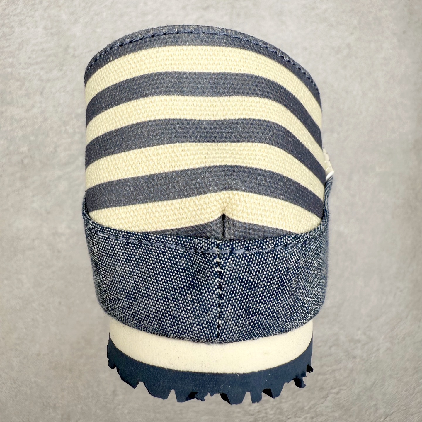 图片[8]-＃纯原福利 Asics Onitsuka Tiger MEXICO 66 亚瑟士鬼冢虎复古经典板鞋 市场最强版本 原厂牛津布加持 海外订单工厂出品 超成熟稳定的做工品控 原装全套纸板楦头开发 原汁原味 完美呈现版型 私模正确鞋底咬花纹路 一比一鞋头弧度高度鞋身弧度 绝不口嗨 细节品控鞋型随意秒杀市面 原档咬花纹路私模大底 一个单元有六个三角形 总体形拼接呈现花瓣状 官方四联吊牌 原装Ortholite轻量化鞋垫 原盒原配 质保卡 说明书 钢印防尘纸 纸板中底带钢印 乳胶组合鞋垫 支持全方位的对比专柜 产品从款式颜色造型上体现出追求舒适和细节的完美 鞋类更是推崇手工制作的严谨与完美 融舒适性与可穿性的设计风格 注重细节的完美和别致魅力 既保持稳重 又不失轻松的时尚感 尺码：36 37 37.5 38 39 39.5 40 40.5 41.5 42 42.5 43.5 44 45-选品中心