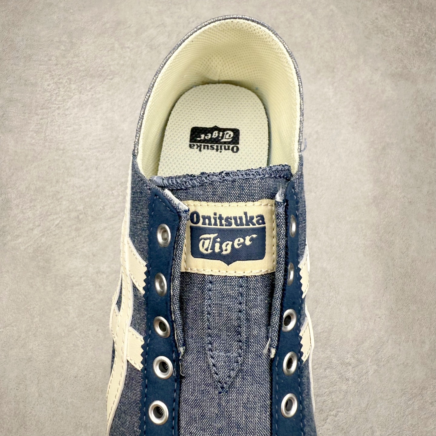 图片[5]-＃纯原福利 Asics Onitsuka Tiger MEXICO 66 亚瑟士鬼冢虎复古经典板鞋 市场最强版本 原厂牛津布加持 海外订单工厂出品 超成熟稳定的做工品控 原装全套纸板楦头开发 原汁原味 完美呈现版型 私模正确鞋底咬花纹路 一比一鞋头弧度高度鞋身弧度 绝不口嗨 细节品控鞋型随意秒杀市面 原档咬花纹路私模大底 一个单元有六个三角形 总体形拼接呈现花瓣状 官方四联吊牌 原装Ortholite轻量化鞋垫 原盒原配 质保卡 说明书 钢印防尘纸 纸板中底带钢印 乳胶组合鞋垫 支持全方位的对比专柜 产品从款式颜色造型上体现出追求舒适和细节的完美 鞋类更是推崇手工制作的严谨与完美 融舒适性与可穿性的设计风格 注重细节的完美和别致魅力 既保持稳重 又不失轻松的时尚感 尺码：36 37 37.5 38 39 39.5 40 40.5 41.5 42 42.5 43.5 44 45-选品中心