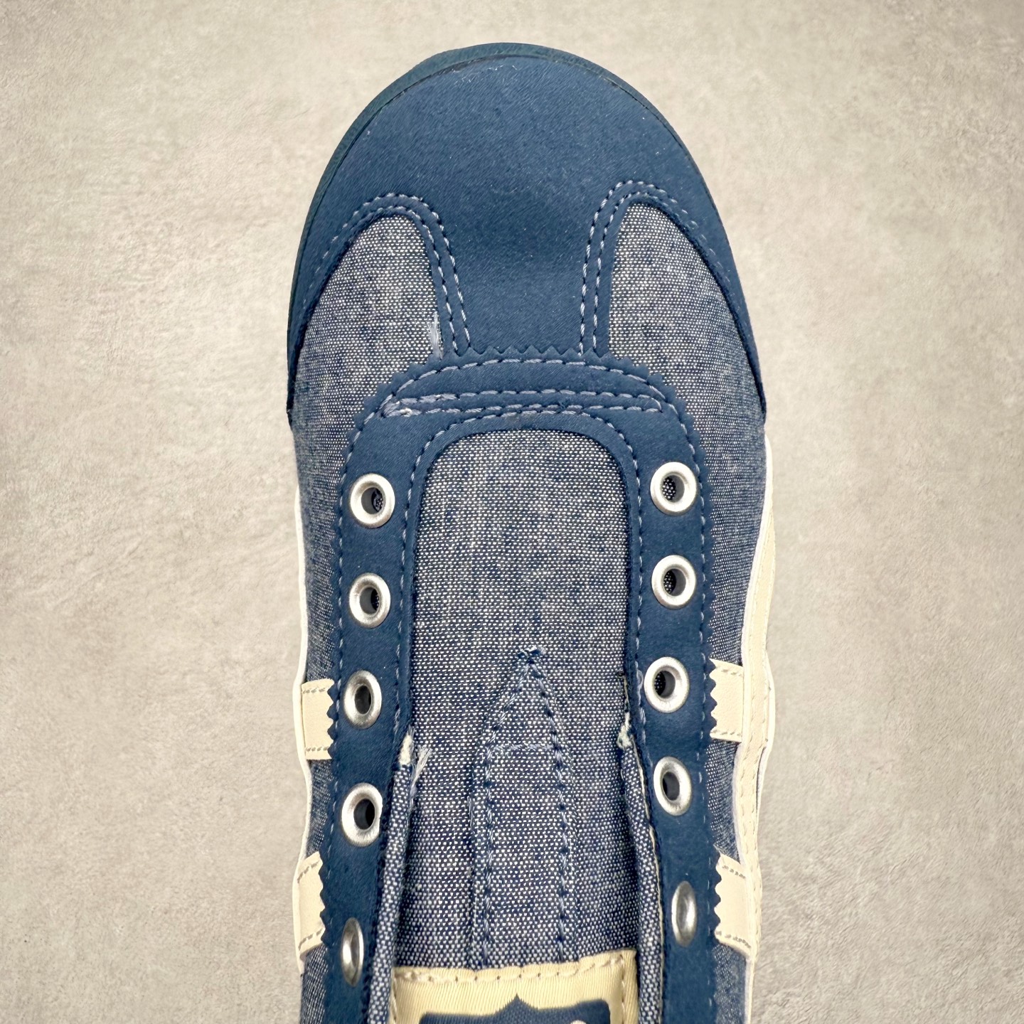 图片[4]-＃纯原福利 Asics Onitsuka Tiger MEXICO 66 亚瑟士鬼冢虎复古经典板鞋 市场最强版本 原厂牛津布加持 海外订单工厂出品 超成熟稳定的做工品控 原装全套纸板楦头开发 原汁原味 完美呈现版型 私模正确鞋底咬花纹路 一比一鞋头弧度高度鞋身弧度 绝不口嗨 细节品控鞋型随意秒杀市面 原档咬花纹路私模大底 一个单元有六个三角形 总体形拼接呈现花瓣状 官方四联吊牌 原装Ortholite轻量化鞋垫 原盒原配 质保卡 说明书 钢印防尘纸 纸板中底带钢印 乳胶组合鞋垫 支持全方位的对比专柜 产品从款式颜色造型上体现出追求舒适和细节的完美 鞋类更是推崇手工制作的严谨与完美 融舒适性与可穿性的设计风格 注重细节的完美和别致魅力 既保持稳重 又不失轻松的时尚感 尺码：36 37 37.5 38 39 39.5 40 40.5 41.5 42 42.5 43.5 44 45-选品中心