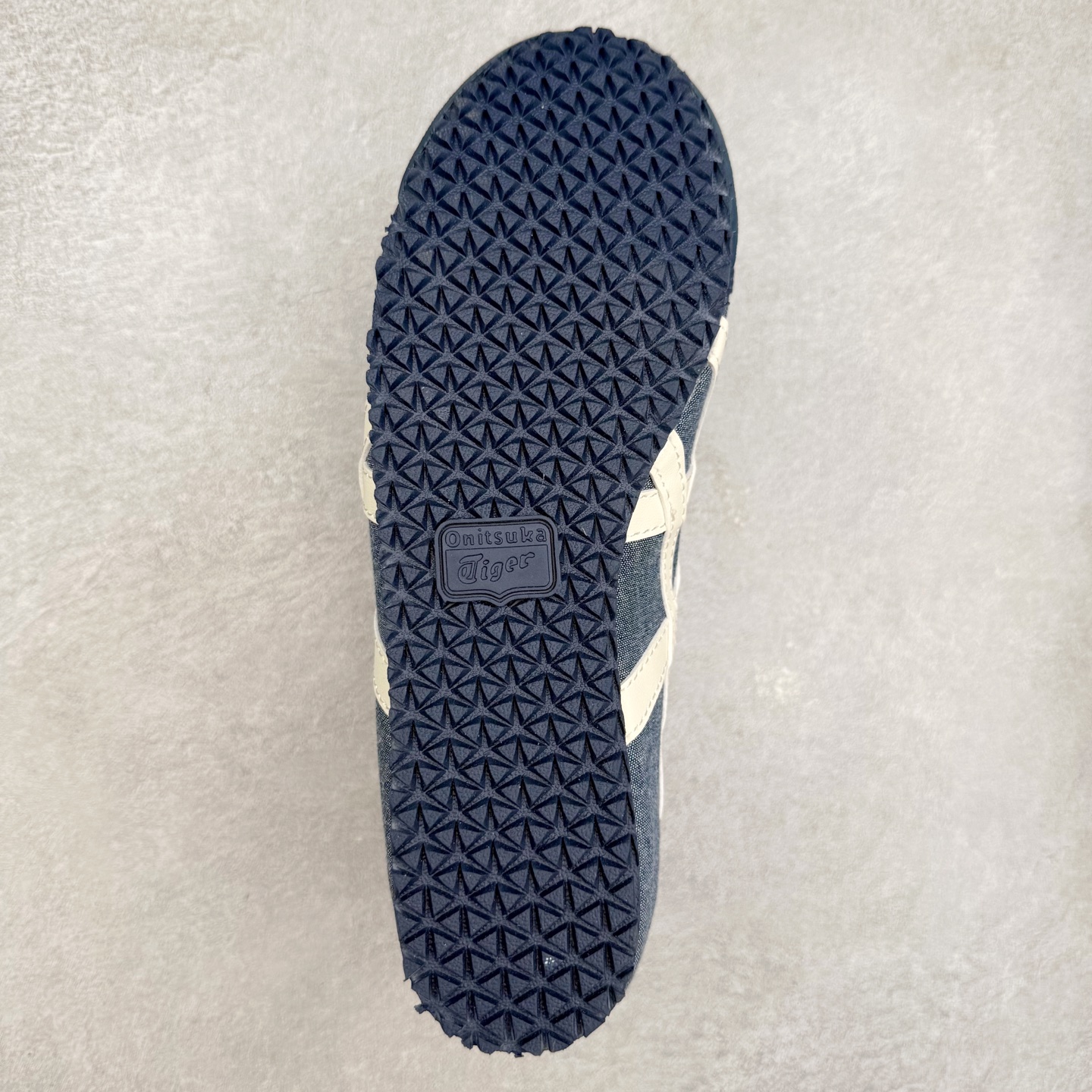 图片[9]-＃纯原福利 Asics Onitsuka Tiger MEXICO 66 亚瑟士鬼冢虎复古经典板鞋 市场最强版本 原厂牛津布加持 海外订单工厂出品 超成熟稳定的做工品控 原装全套纸板楦头开发 原汁原味 完美呈现版型 私模正确鞋底咬花纹路 一比一鞋头弧度高度鞋身弧度 绝不口嗨 细节品控鞋型随意秒杀市面 原档咬花纹路私模大底 一个单元有六个三角形 总体形拼接呈现花瓣状 官方四联吊牌 原装Ortholite轻量化鞋垫 原盒原配 质保卡 说明书 钢印防尘纸 纸板中底带钢印 乳胶组合鞋垫 支持全方位的对比专柜 产品从款式颜色造型上体现出追求舒适和细节的完美 鞋类更是推崇手工制作的严谨与完美 融舒适性与可穿性的设计风格 注重细节的完美和别致魅力 既保持稳重 又不失轻松的时尚感 尺码：36 37 37.5 38 39 39.5 40 40.5 41.5 42 42.5 43.5 44 45-选品中心