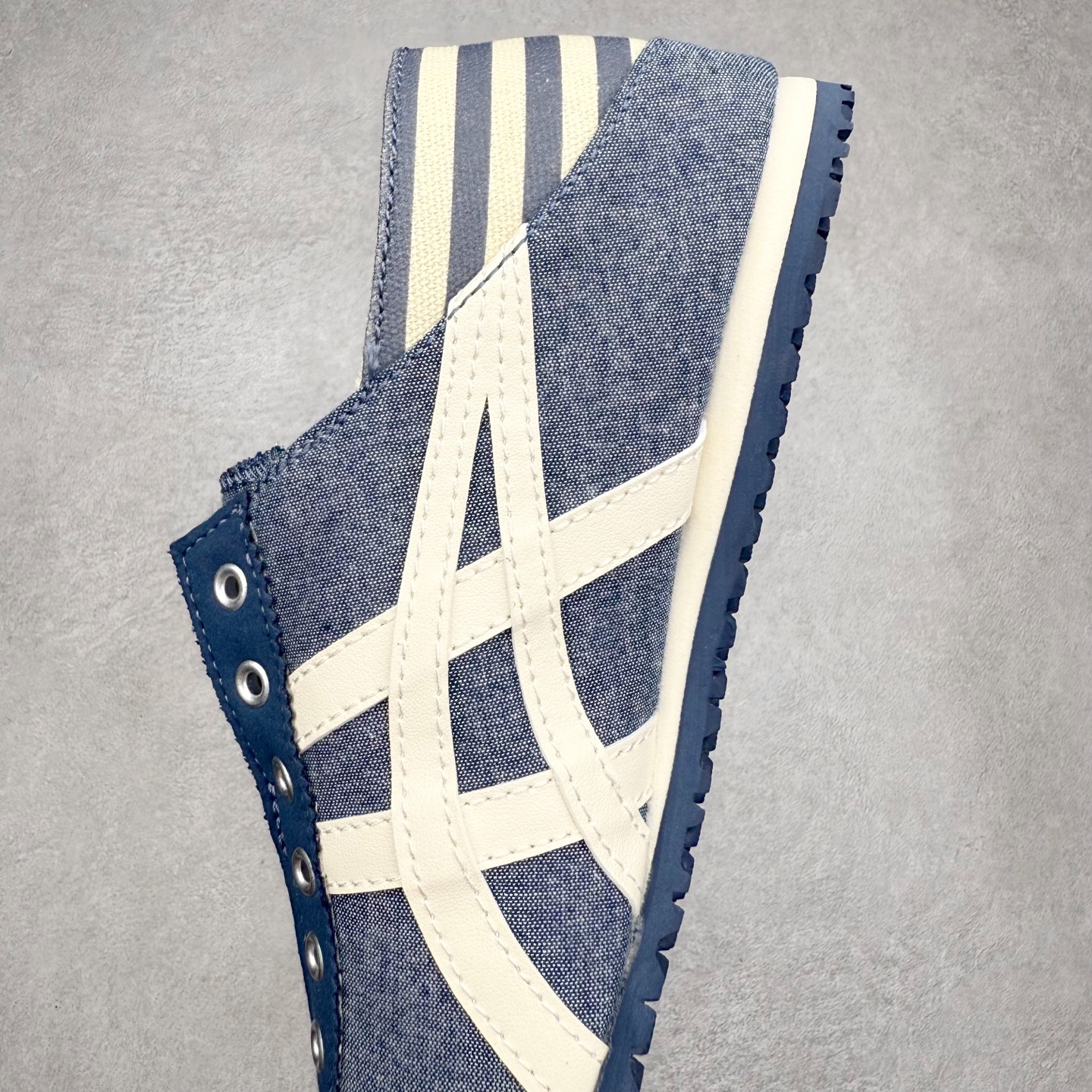 图片[7]-＃纯原福利 Asics Onitsuka Tiger MEXICO 66 亚瑟士鬼冢虎复古经典板鞋 市场最强版本 原厂牛津布加持 海外订单工厂出品 超成熟稳定的做工品控 原装全套纸板楦头开发 原汁原味 完美呈现版型 私模正确鞋底咬花纹路 一比一鞋头弧度高度鞋身弧度 绝不口嗨 细节品控鞋型随意秒杀市面 原档咬花纹路私模大底 一个单元有六个三角形 总体形拼接呈现花瓣状 官方四联吊牌 原装Ortholite轻量化鞋垫 原盒原配 质保卡 说明书 钢印防尘纸 纸板中底带钢印 乳胶组合鞋垫 支持全方位的对比专柜 产品从款式颜色造型上体现出追求舒适和细节的完美 鞋类更是推崇手工制作的严谨与完美 融舒适性与可穿性的设计风格 注重细节的完美和别致魅力 既保持稳重 又不失轻松的时尚感 尺码：36 37 37.5 38 39 39.5 40 40.5 41.5 42 42.5 43.5 44 45-选品中心