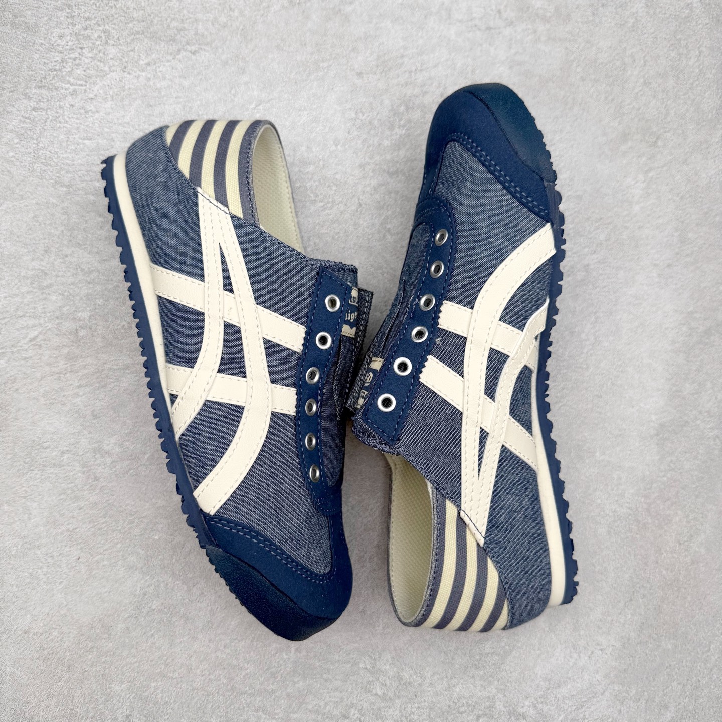 图片[3]-＃纯原福利 Asics Onitsuka Tiger MEXICO 66 亚瑟士鬼冢虎复古经典板鞋 市场最强版本 原厂牛津布加持 海外订单工厂出品 超成熟稳定的做工品控 原装全套纸板楦头开发 原汁原味 完美呈现版型 私模正确鞋底咬花纹路 一比一鞋头弧度高度鞋身弧度 绝不口嗨 细节品控鞋型随意秒杀市面 原档咬花纹路私模大底 一个单元有六个三角形 总体形拼接呈现花瓣状 官方四联吊牌 原装Ortholite轻量化鞋垫 原盒原配 质保卡 说明书 钢印防尘纸 纸板中底带钢印 乳胶组合鞋垫 支持全方位的对比专柜 产品从款式颜色造型上体现出追求舒适和细节的完美 鞋类更是推崇手工制作的严谨与完美 融舒适性与可穿性的设计风格 注重细节的完美和别致魅力 既保持稳重 又不失轻松的时尚感 尺码：36 37 37.5 38 39 39.5 40 40.5 41.5 42 42.5 43.5 44 45-选品中心