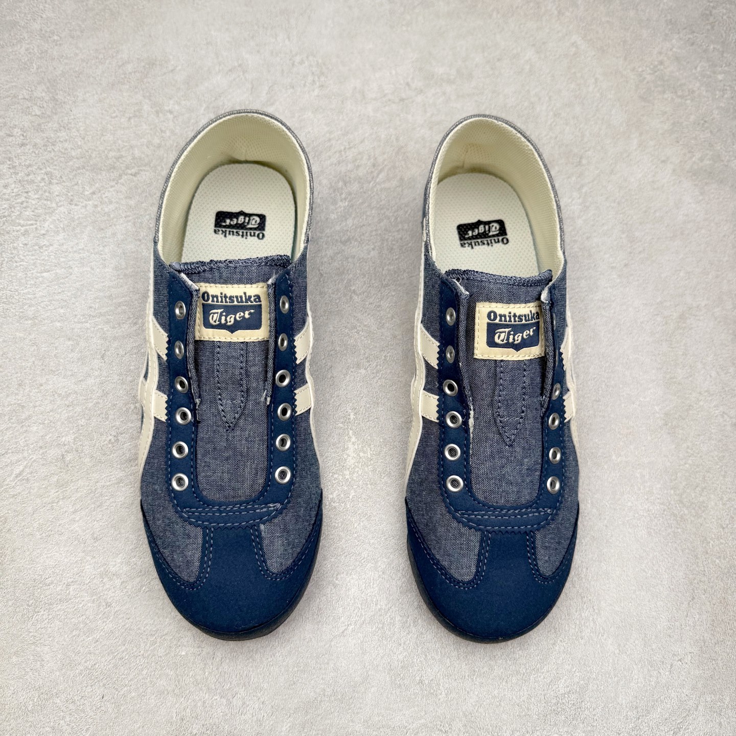 图片[2]-＃纯原福利 Asics Onitsuka Tiger MEXICO 66 亚瑟士鬼冢虎复古经典板鞋 市场最强版本 原厂牛津布加持 海外订单工厂出品 超成熟稳定的做工品控 原装全套纸板楦头开发 原汁原味 完美呈现版型 私模正确鞋底咬花纹路 一比一鞋头弧度高度鞋身弧度 绝不口嗨 细节品控鞋型随意秒杀市面 原档咬花纹路私模大底 一个单元有六个三角形 总体形拼接呈现花瓣状 官方四联吊牌 原装Ortholite轻量化鞋垫 原盒原配 质保卡 说明书 钢印防尘纸 纸板中底带钢印 乳胶组合鞋垫 支持全方位的对比专柜 产品从款式颜色造型上体现出追求舒适和细节的完美 鞋类更是推崇手工制作的严谨与完美 融舒适性与可穿性的设计风格 注重细节的完美和别致魅力 既保持稳重 又不失轻松的时尚感 尺码：36 37 37.5 38 39 39.5 40 40.5 41.5 42 42.5 43.5 44 45-选品中心