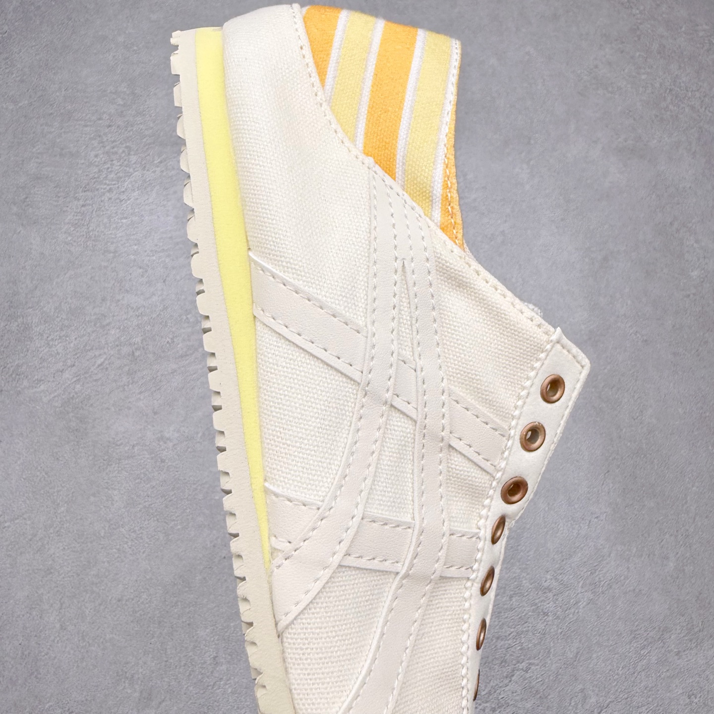 图片[6]-＃纯原福利 Asics Onitsuka Tiger MEXICO 66 亚瑟士鬼冢虎复古经典板鞋 市场最强版本 原厂牛津布加持 海外订单工厂出品 超成熟稳定的做工品控 原装全套纸板楦头开发 原汁原味 完美呈现版型 私模正确鞋底咬花纹路 一比一鞋头弧度高度鞋身弧度 绝不口嗨 细节品控鞋型随意秒杀市面 原档咬花纹路私模大底 一个单元有六个三角形 总体形拼接呈现花瓣状 官方四联吊牌 原装Ortholite轻量化鞋垫 原盒原配 质保卡 说明书 钢印防尘纸 纸板中底带钢印 乳胶组合鞋垫 支持全方位的对比专柜 产品从款式颜色造型上体现出追求舒适和细节的完美 鞋类更是推崇手工制作的严谨与完美 融舒适性与可穿性的设计风格 注重细节的完美和别致魅力 既保持稳重 又不失轻松的时尚感 尺码：36 37 37.5 38 39 39.5 40 40.5 41.5 42 42.5 43.5 44 45-选品中心