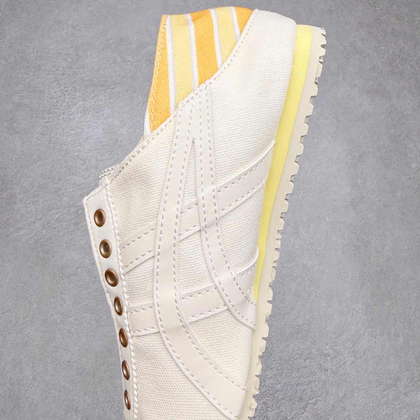 图片[7]-＃纯原福利 Asics Onitsuka Tiger MEXICO 66 亚瑟士鬼冢虎复古经典板鞋 市场最强版本 原厂牛津布加持 海外订单工厂出品 超成熟稳定的做工品控 原装全套纸板楦头开发 原汁原味 完美呈现版型 私模正确鞋底咬花纹路 一比一鞋头弧度高度鞋身弧度 绝不口嗨 细节品控鞋型随意秒杀市面 原档咬花纹路私模大底 一个单元有六个三角形 总体形拼接呈现花瓣状 官方四联吊牌 原装Ortholite轻量化鞋垫 原盒原配 质保卡 说明书 钢印防尘纸 纸板中底带钢印 乳胶组合鞋垫 支持全方位的对比专柜 产品从款式颜色造型上体现出追求舒适和细节的完美 鞋类更是推崇手工制作的严谨与完美 融舒适性与可穿性的设计风格 注重细节的完美和别致魅力 既保持稳重 又不失轻松的时尚感 尺码：36 37 37.5 38 39 39.5 40 40.5 41.5 42 42.5 43.5 44 45-选品中心