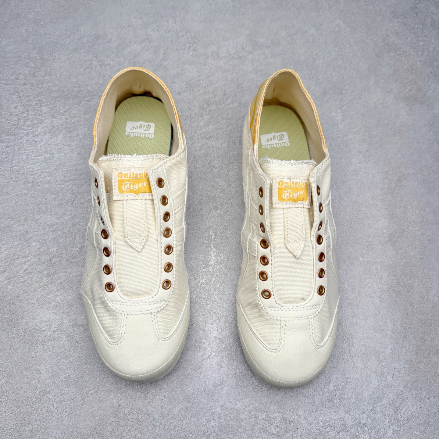 图片[2]-＃纯原福利 Asics Onitsuka Tiger MEXICO 66 亚瑟士鬼冢虎复古经典板鞋 市场最强版本 原厂牛津布加持 海外订单工厂出品 超成熟稳定的做工品控 原装全套纸板楦头开发 原汁原味 完美呈现版型 私模正确鞋底咬花纹路 一比一鞋头弧度高度鞋身弧度 绝不口嗨 细节品控鞋型随意秒杀市面 原档咬花纹路私模大底 一个单元有六个三角形 总体形拼接呈现花瓣状 官方四联吊牌 原装Ortholite轻量化鞋垫 原盒原配 质保卡 说明书 钢印防尘纸 纸板中底带钢印 乳胶组合鞋垫 支持全方位的对比专柜 产品从款式颜色造型上体现出追求舒适和细节的完美 鞋类更是推崇手工制作的严谨与完美 融舒适性与可穿性的设计风格 注重细节的完美和别致魅力 既保持稳重 又不失轻松的时尚感 尺码：36 37 37.5 38 39 39.5 40 40.5 41.5 42 42.5 43.5 44 45-选品中心