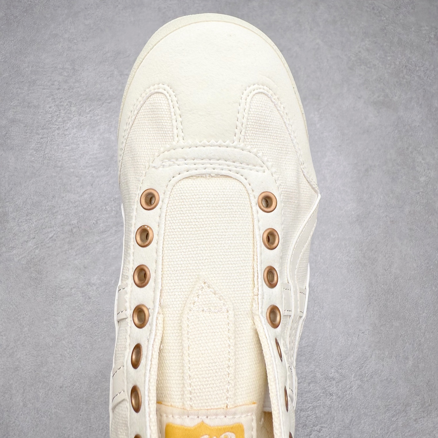 图片[4]-＃纯原福利 Asics Onitsuka Tiger MEXICO 66 亚瑟士鬼冢虎复古经典板鞋 市场最强版本 原厂牛津布加持 海外订单工厂出品 超成熟稳定的做工品控 原装全套纸板楦头开发 原汁原味 完美呈现版型 私模正确鞋底咬花纹路 一比一鞋头弧度高度鞋身弧度 绝不口嗨 细节品控鞋型随意秒杀市面 原档咬花纹路私模大底 一个单元有六个三角形 总体形拼接呈现花瓣状 官方四联吊牌 原装Ortholite轻量化鞋垫 原盒原配 质保卡 说明书 钢印防尘纸 纸板中底带钢印 乳胶组合鞋垫 支持全方位的对比专柜 产品从款式颜色造型上体现出追求舒适和细节的完美 鞋类更是推崇手工制作的严谨与完美 融舒适性与可穿性的设计风格 注重细节的完美和别致魅力 既保持稳重 又不失轻松的时尚感 尺码：36 37 37.5 38 39 39.5 40 40.5 41.5 42 42.5 43.5 44 45-选品中心