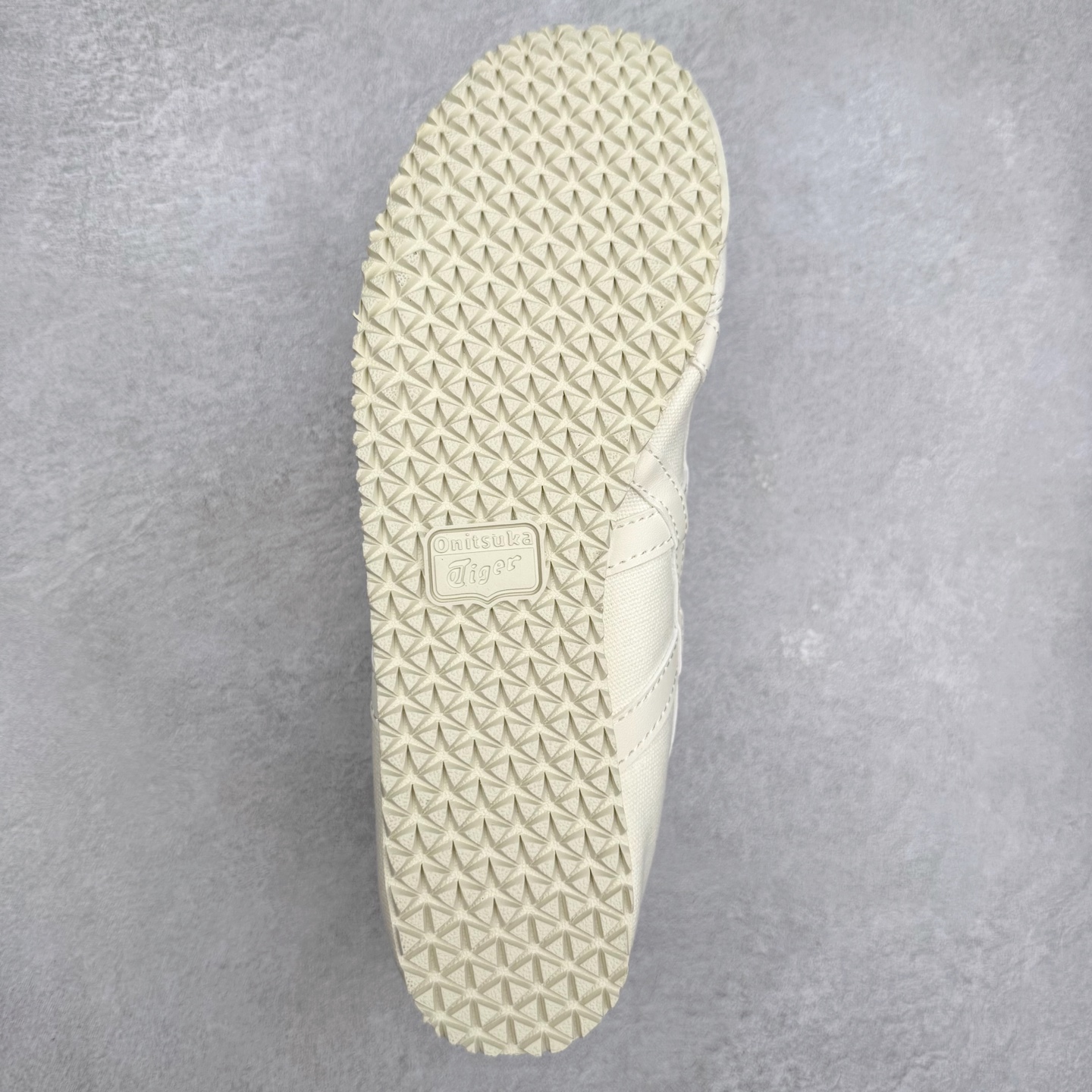 图片[9]-＃纯原福利 Asics Onitsuka Tiger MEXICO 66 亚瑟士鬼冢虎复古经典板鞋 市场最强版本 原厂牛津布加持 海外订单工厂出品 超成熟稳定的做工品控 原装全套纸板楦头开发 原汁原味 完美呈现版型 私模正确鞋底咬花纹路 一比一鞋头弧度高度鞋身弧度 绝不口嗨 细节品控鞋型随意秒杀市面 原档咬花纹路私模大底 一个单元有六个三角形 总体形拼接呈现花瓣状 官方四联吊牌 原装Ortholite轻量化鞋垫 原盒原配 质保卡 说明书 钢印防尘纸 纸板中底带钢印 乳胶组合鞋垫 支持全方位的对比专柜 产品从款式颜色造型上体现出追求舒适和细节的完美 鞋类更是推崇手工制作的严谨与完美 融舒适性与可穿性的设计风格 注重细节的完美和别致魅力 既保持稳重 又不失轻松的时尚感 尺码：36 37 37.5 38 39 39.5 40 40.5 41.5 42 42.5 43.5 44 45-选品中心