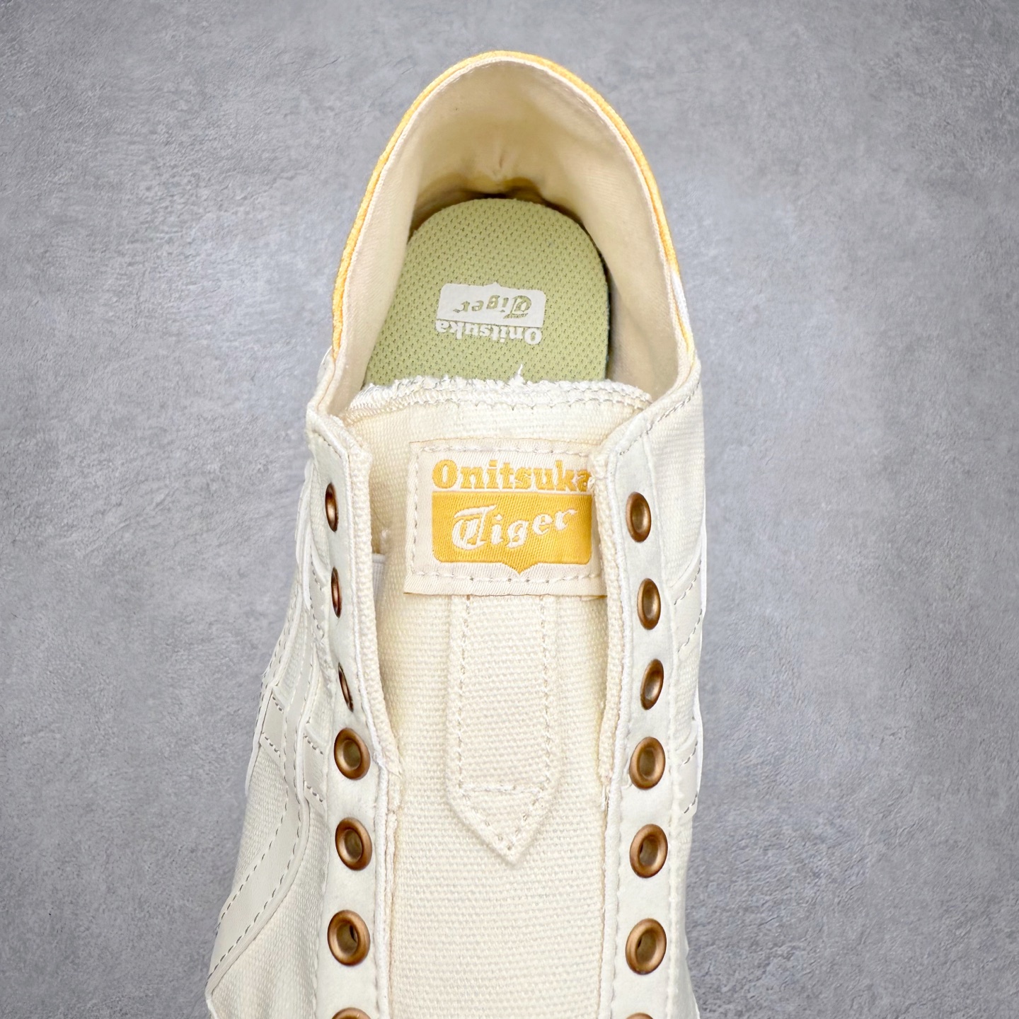 图片[5]-＃纯原福利 Asics Onitsuka Tiger MEXICO 66 亚瑟士鬼冢虎复古经典板鞋 市场最强版本 原厂牛津布加持 海外订单工厂出品 超成熟稳定的做工品控 原装全套纸板楦头开发 原汁原味 完美呈现版型 私模正确鞋底咬花纹路 一比一鞋头弧度高度鞋身弧度 绝不口嗨 细节品控鞋型随意秒杀市面 原档咬花纹路私模大底 一个单元有六个三角形 总体形拼接呈现花瓣状 官方四联吊牌 原装Ortholite轻量化鞋垫 原盒原配 质保卡 说明书 钢印防尘纸 纸板中底带钢印 乳胶组合鞋垫 支持全方位的对比专柜 产品从款式颜色造型上体现出追求舒适和细节的完美 鞋类更是推崇手工制作的严谨与完美 融舒适性与可穿性的设计风格 注重细节的完美和别致魅力 既保持稳重 又不失轻松的时尚感 尺码：36 37 37.5 38 39 39.5 40 40.5 41.5 42 42.5 43.5 44 45-选品中心