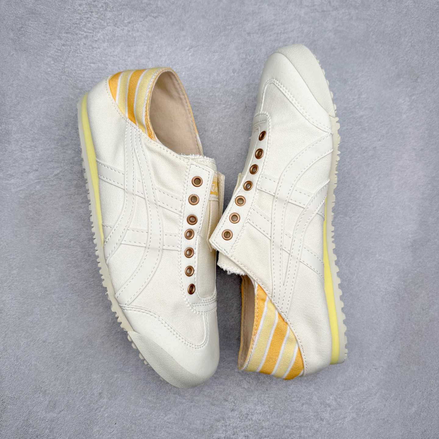 图片[3]-＃纯原福利 Asics Onitsuka Tiger MEXICO 66 亚瑟士鬼冢虎复古经典板鞋 市场最强版本 原厂牛津布加持 海外订单工厂出品 超成熟稳定的做工品控 原装全套纸板楦头开发 原汁原味 完美呈现版型 私模正确鞋底咬花纹路 一比一鞋头弧度高度鞋身弧度 绝不口嗨 细节品控鞋型随意秒杀市面 原档咬花纹路私模大底 一个单元有六个三角形 总体形拼接呈现花瓣状 官方四联吊牌 原装Ortholite轻量化鞋垫 原盒原配 质保卡 说明书 钢印防尘纸 纸板中底带钢印 乳胶组合鞋垫 支持全方位的对比专柜 产品从款式颜色造型上体现出追求舒适和细节的完美 鞋类更是推崇手工制作的严谨与完美 融舒适性与可穿性的设计风格 注重细节的完美和别致魅力 既保持稳重 又不失轻松的时尚感 尺码：36 37 37.5 38 39 39.5 40 40.5 41.5 42 42.5 43.5 44 45-选品中心