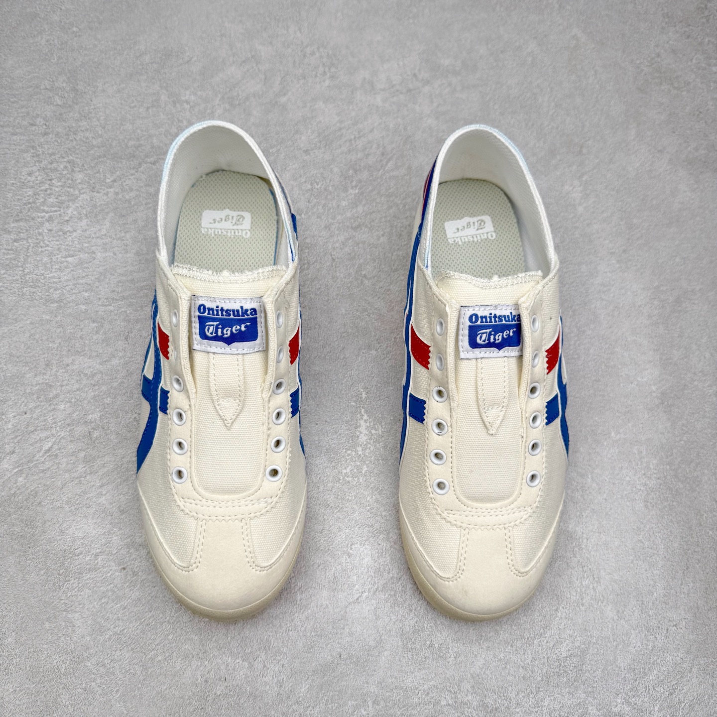 图片[2]-＃纯原福利 Asics Onitsuka Tiger MEXICO 66 亚瑟士鬼冢虎复古经典板鞋 市场最强版本 原厂牛津布加持 海外订单工厂出品 超成熟稳定的做工品控 原装全套纸板楦头开发 原汁原味 完美呈现版型 私模正确鞋底咬花纹路 一比一鞋头弧度高度鞋身弧度 绝不口嗨 细节品控鞋型随意秒杀市面 原档咬花纹路私模大底 一个单元有六个三角形 总体形拼接呈现花瓣状 官方四联吊牌 原装Ortholite轻量化鞋垫 原盒原配 质保卡 说明书 钢印防尘纸 纸板中底带钢印 乳胶组合鞋垫 支持全方位的对比专柜 产品从款式颜色造型上体现出追求舒适和细节的完美 鞋类更是推崇手工制作的严谨与完美 融舒适性与可穿性的设计风格 注重细节的完美和别致魅力 既保持稳重 又不失轻松的时尚感 尺码：36 37 37.5 38 39 39.5 40 40.5 41.5 42 42.5 43.5 44 45-选品中心