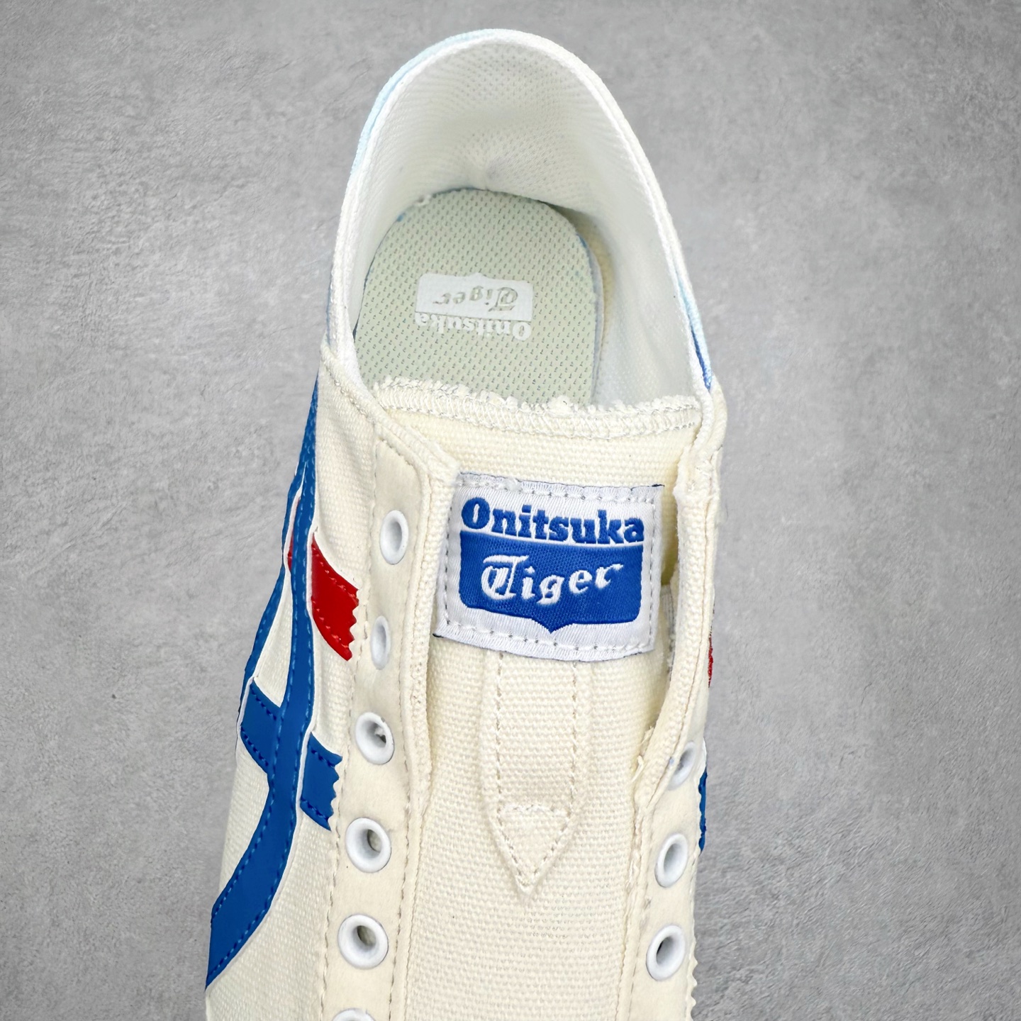 图片[5]-＃纯原福利 Asics Onitsuka Tiger MEXICO 66 亚瑟士鬼冢虎复古经典板鞋 市场最强版本 原厂牛津布加持 海外订单工厂出品 超成熟稳定的做工品控 原装全套纸板楦头开发 原汁原味 完美呈现版型 私模正确鞋底咬花纹路 一比一鞋头弧度高度鞋身弧度 绝不口嗨 细节品控鞋型随意秒杀市面 原档咬花纹路私模大底 一个单元有六个三角形 总体形拼接呈现花瓣状 官方四联吊牌 原装Ortholite轻量化鞋垫 原盒原配 质保卡 说明书 钢印防尘纸 纸板中底带钢印 乳胶组合鞋垫 支持全方位的对比专柜 产品从款式颜色造型上体现出追求舒适和细节的完美 鞋类更是推崇手工制作的严谨与完美 融舒适性与可穿性的设计风格 注重细节的完美和别致魅力 既保持稳重 又不失轻松的时尚感 尺码：36 37 37.5 38 39 39.5 40 40.5 41.5 42 42.5 43.5 44 45-选品中心