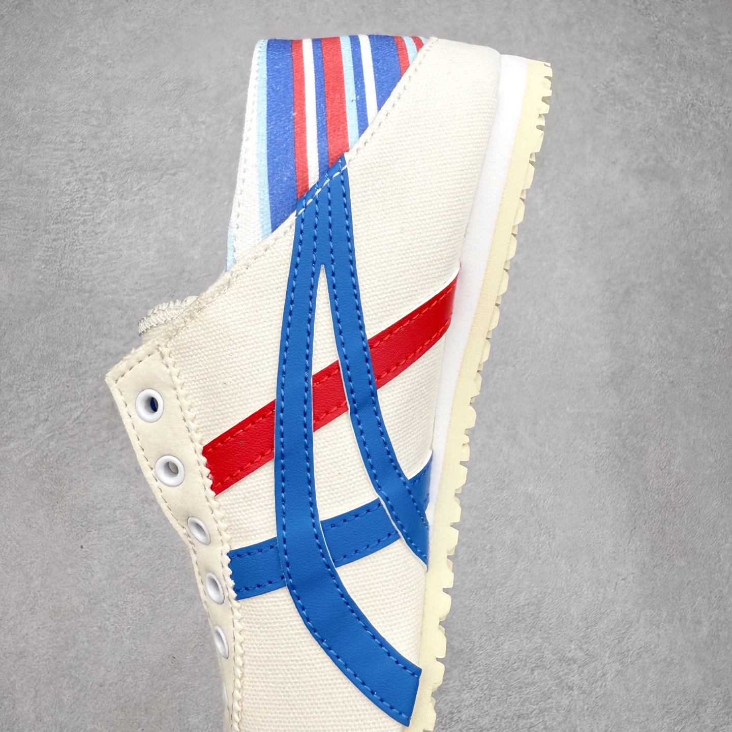 图片[7]-＃纯原福利 Asics Onitsuka Tiger MEXICO 66 亚瑟士鬼冢虎复古经典板鞋 市场最强版本 原厂牛津布加持 海外订单工厂出品 超成熟稳定的做工品控 原装全套纸板楦头开发 原汁原味 完美呈现版型 私模正确鞋底咬花纹路 一比一鞋头弧度高度鞋身弧度 绝不口嗨 细节品控鞋型随意秒杀市面 原档咬花纹路私模大底 一个单元有六个三角形 总体形拼接呈现花瓣状 官方四联吊牌 原装Ortholite轻量化鞋垫 原盒原配 质保卡 说明书 钢印防尘纸 纸板中底带钢印 乳胶组合鞋垫 支持全方位的对比专柜 产品从款式颜色造型上体现出追求舒适和细节的完美 鞋类更是推崇手工制作的严谨与完美 融舒适性与可穿性的设计风格 注重细节的完美和别致魅力 既保持稳重 又不失轻松的时尚感 尺码：36 37 37.5 38 39 39.5 40 40.5 41.5 42 42.5 43.5 44 45-选品中心