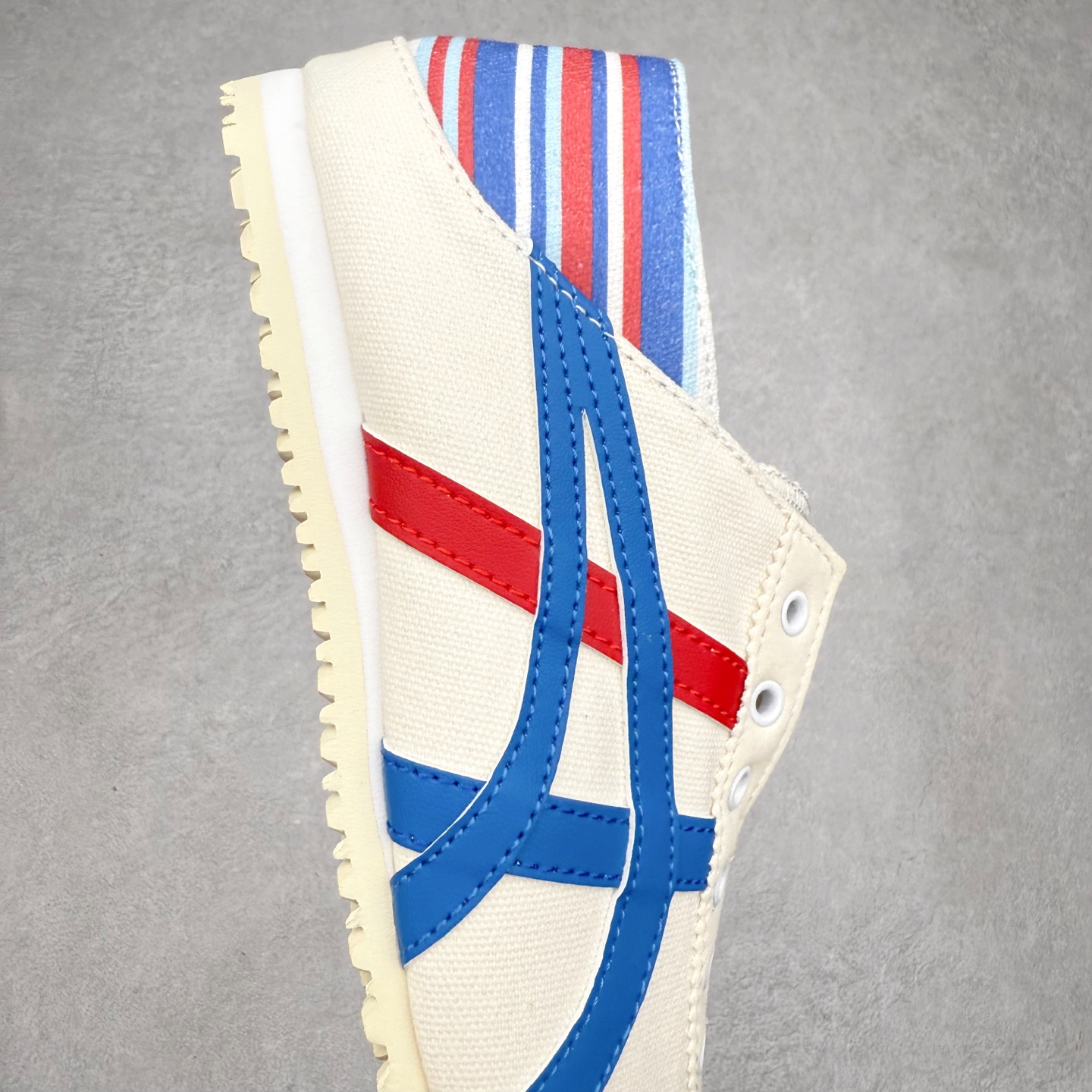 图片[6]-＃纯原福利 Asics Onitsuka Tiger MEXICO 66 亚瑟士鬼冢虎复古经典板鞋 市场最强版本 原厂牛津布加持 海外订单工厂出品 超成熟稳定的做工品控 原装全套纸板楦头开发 原汁原味 完美呈现版型 私模正确鞋底咬花纹路 一比一鞋头弧度高度鞋身弧度 绝不口嗨 细节品控鞋型随意秒杀市面 原档咬花纹路私模大底 一个单元有六个三角形 总体形拼接呈现花瓣状 官方四联吊牌 原装Ortholite轻量化鞋垫 原盒原配 质保卡 说明书 钢印防尘纸 纸板中底带钢印 乳胶组合鞋垫 支持全方位的对比专柜 产品从款式颜色造型上体现出追求舒适和细节的完美 鞋类更是推崇手工制作的严谨与完美 融舒适性与可穿性的设计风格 注重细节的完美和别致魅力 既保持稳重 又不失轻松的时尚感 尺码：36 37 37.5 38 39 39.5 40 40.5 41.5 42 42.5 43.5 44 45-选品中心